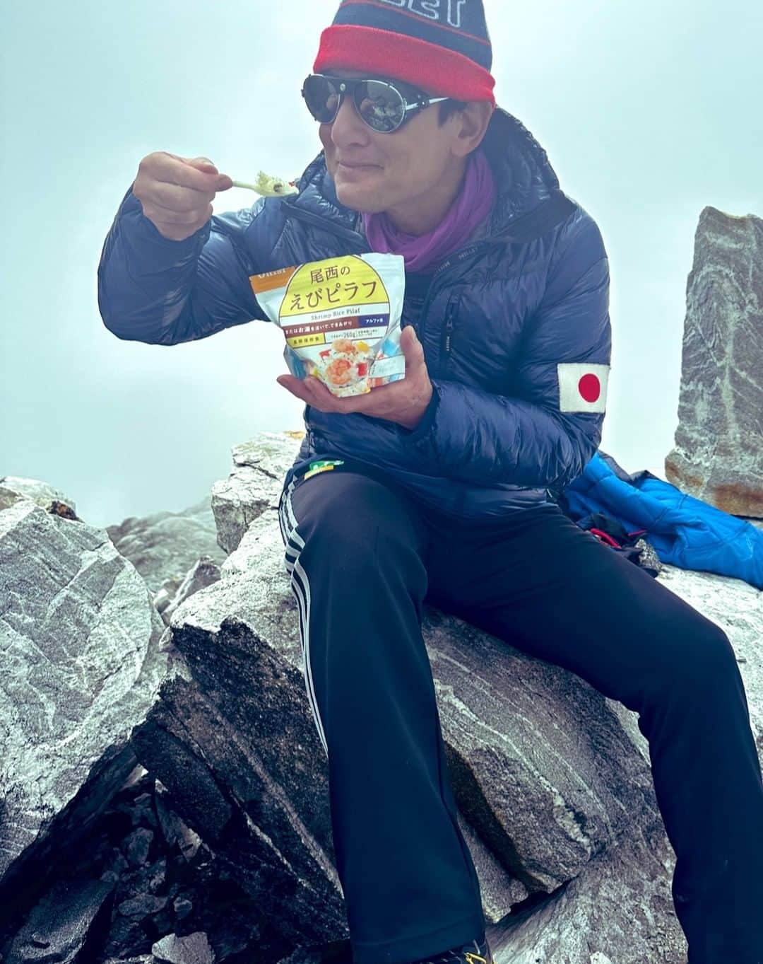 野口健さんのインスタグラム写真 - (野口健Instagram)「行動食は、僕は尾西さんのエビピラフ。マイラさんはチキンライス。シェルパたちも大好きな尾西さんのご飯。朝、テントの中でお湯を入れてモミモミ。それだけ。また腹持ちいいんですよね。日本の技術は凄い！！！ #野口健 #尾西食品 #アルファ米 #山ご飯」9月2日 23時37分 - noguchiken8848