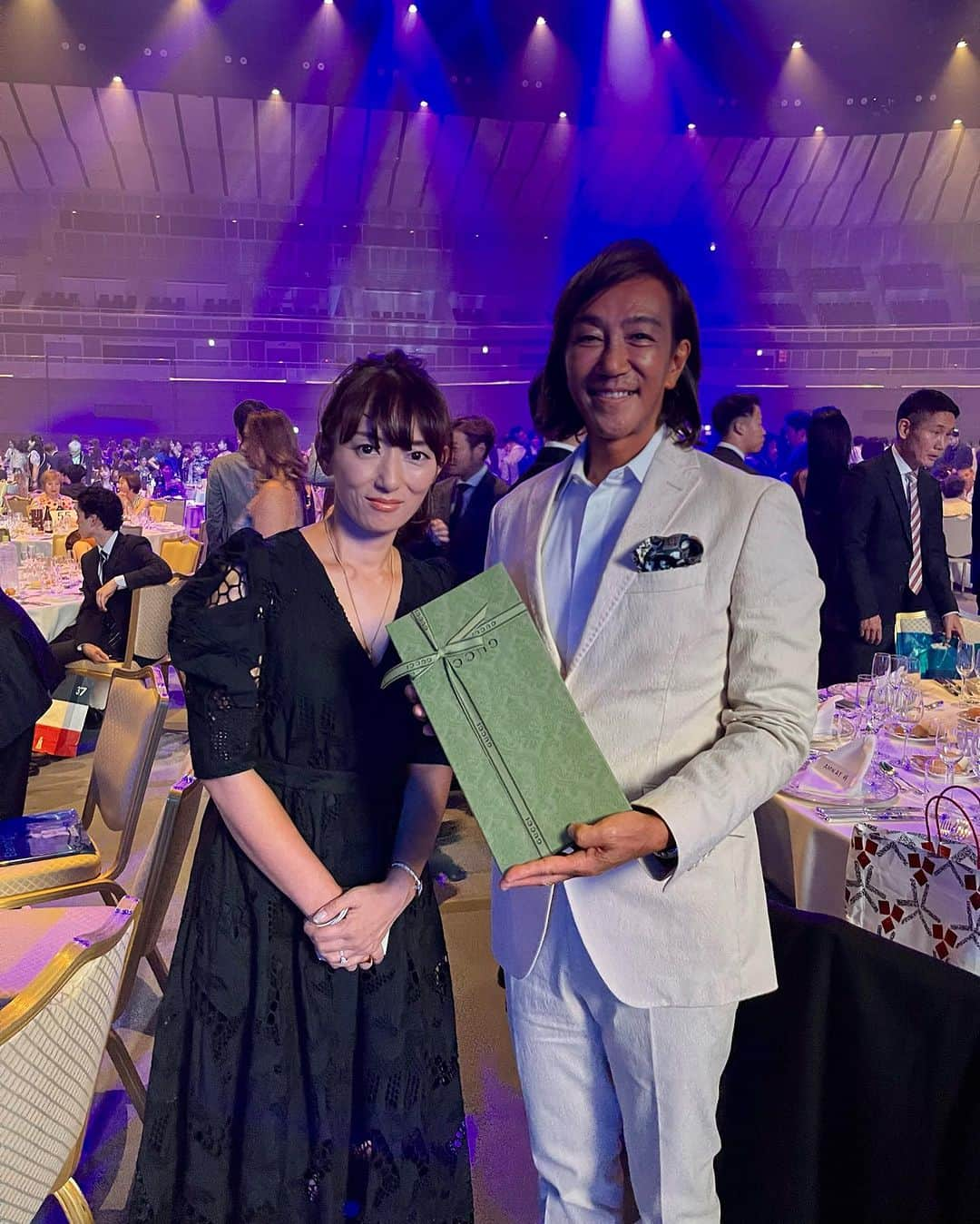 北紺守彦さんのインスタグラム写真 - (北紺守彦Instagram)「Dream Award 2023 @横浜アリーナ  何と！(◎_◎;) 3700人の着席party 壮大です ギネスブックですね❣️  おかゆの🎸Liveから始まり 表彰の数々👏グループからも 沢山の 達成者が誕生して嬉しかったです😊 おめでとうございます  増田さん & 真喜子から 還暦のお祝いの Gucci のTシャツ👚頂きました！ 増田くんが選んでくれたそうです❣️ 嬉しい😊 ありがとうございます  梶さん ゆきさんにも会えて 嬉しかったです 今会計年度もグループ共々 よろしくお願いします🙇  明日のNewyear Rallyのゲストスピーカー 🇰🇷韓国からキムミンキ  🎙スピーチが楽しみです  明日のRallyも盛り上がりますね❣️  @masuda_makiko  @yasuhisam  #還暦祝い  #awards  #表彰式  #ギネス」9月2日 23時37分 - morihiko.kitakon