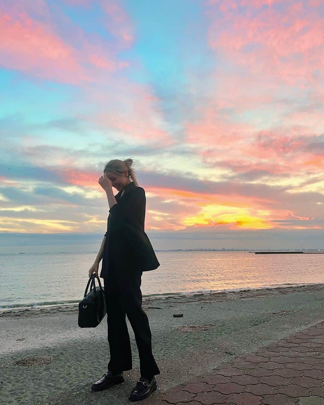 絹のインスタグラム：「"会いたい人に 今すぐ会いに行こう"  最近の私のスローガン🌱♡ こうして生きてる一瞬一瞬を 大切にしていきたい☺️  今日の綺麗な空を みんなにお裾分けするね〜！！ お仕事、学校、家事、育児！ いつもお疲れ様💭」
