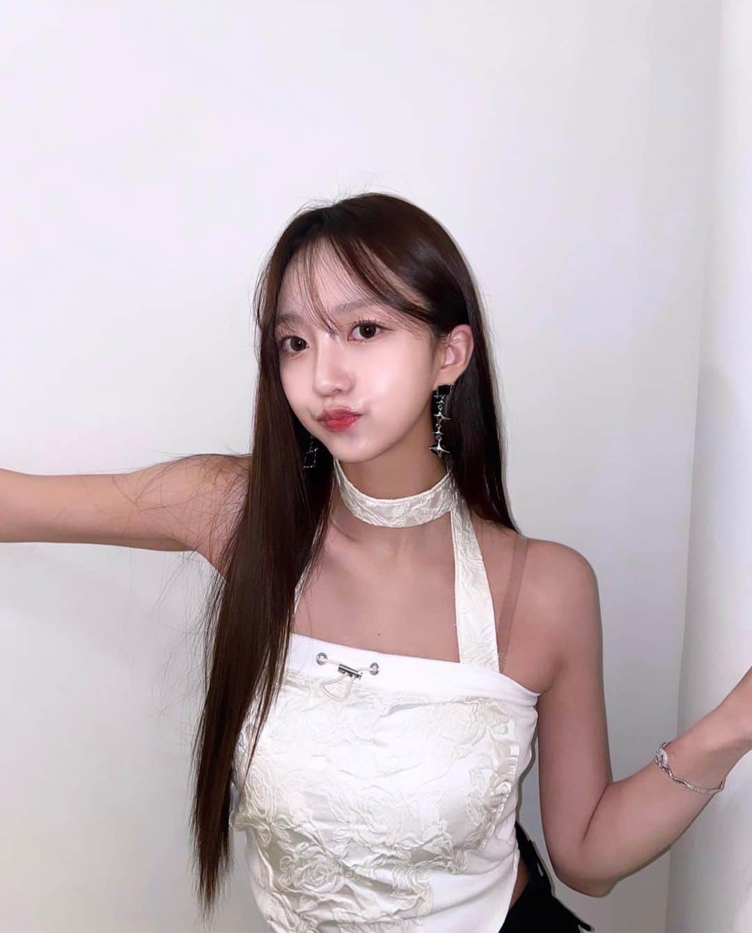 キム・ソヒのインスタグラム：「오늘도 행복했댜 다들 잘자 내 꿈꿔🤍 (다시 올림 ^^)」