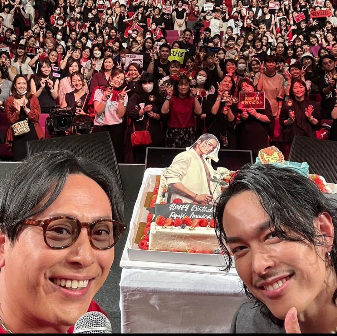 山下健二郎さんのインスタグラム写真 - (山下健二郎Instagram)「隆二誕生日おめでとう🎂 今日は隆二のファンクラブイベントにサプライズでお祝いしてきました！🎊🎂 これからも三代目でぶちかましていきましょう🔥🔥🔥  #素敵なイベントでした #隆二おめでとう」9月2日 23時42分 - 3jsb_kenjiro_official