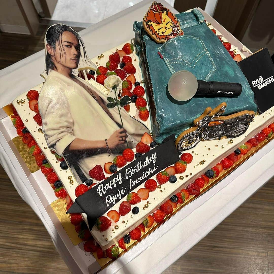 山下健二郎さんのインスタグラム写真 - (山下健二郎Instagram)「隆二誕生日おめでとう🎂 今日は隆二のファンクラブイベントにサプライズでお祝いしてきました！🎊🎂 これからも三代目でぶちかましていきましょう🔥🔥🔥  #素敵なイベントでした #隆二おめでとう」9月2日 23時42分 - 3jsb_kenjiro_official