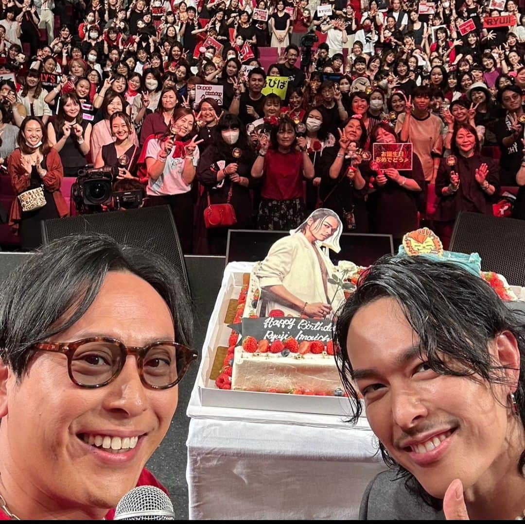山下健二郎のインスタグラム：「隆二誕生日おめでとう🎂 今日は隆二のファンクラブイベントにサプライズでお祝いしてきました！🎊🎂 これからも三代目でぶちかましていきましょう🔥🔥🔥  #素敵なイベントでした #隆二おめでとう」