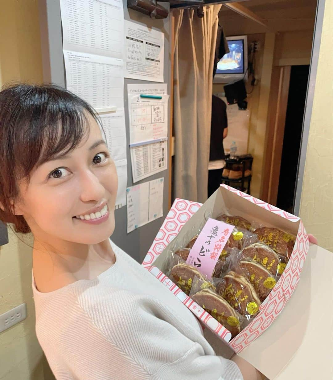 及川奈央さんのインスタグラム写真 - (及川奈央Instagram)「#劇団狼少年 #晩カラ学校 4日目昼夜公演を無事に終えました。  たくさんの差し入れや有難いご感想を本当にありがとうございます！  昼公演では、開演直前にアクシデントがありましたが、 皆様との一体感が生まれて有難い空気感の中でお芝居をさせて頂きました。  こうして舞台に立てることは、決して当たり前ではありません。 皆様ありがとうございました。  カーテンコールでの大きな拍手に、毎公演心打たれています。  この作品を、素晴らしいカンパニーで  一回一回を大切に、残り3公演も更に深化していきたいと思います。  明日は13:00開演、17:00開演です。  以下、御来場くださる皆様へ ご確認の程宜しくお願い申し上げます。  ・本公演は自由席です。 各回超満席を予定しております。 開演の5分前を過ぎてご連絡がない場合、 ご予約を解除する場合もございます。 お時間に余裕をもってご来場ください。  ・2階席へご案内する場合がございます。予めご了承ください。  ・開演直前のご来場は場合によっては見切れ席のご案内になる可能性がございます。 予めご了承ください。  ・遅れる場合は、ご入場不可となる可能性がございます。 劇場へお電話頂くようお願いいたします！ 「劇」小劇場 03-3466-0020  ・上演中にお手洗いなどで途中退出された場合、元のお席へご案内できない場合があります。予めご了承ください。  ・お席の場所によっては暑かったり寒かったりします。体温調整ができるものをご用意いただけますと幸いです。  ・差し入れ、お花など 受付にてお受け取り可能です。  お陰様で残りすべての回が満席となりました。 本当に、ありがとうございます！  当日券も若干数出る可能性がありますので、一人でも多くの方にご覧いただけたら嬉しいです。  劇団狼少年第12回公演 『晩カラ学校』  脚本 狼少年 演出 奥津裕也  【あらすじ】 様々な境遇で生きた人達が集う郊外にある夜間中学校。 そこには戦後の混乱を生き抜いてきた者、 不登校の経験を持つ者、国籍が違う者や、 中には、人には言えない過去を持つ者もいた。 年齢、性別、人種を超え、生徒達は不器用にも関わり、少しずつ絆を深めていく。 だがそんな時、学校にある妙な噂が流れるのである…。 それは一体…。  【キャスト】  奥津裕也 實川阿季 竹中友紀子 宮後真美 黒須杏樹 玉置康二 尾本響子 藤井久泰 文ノ綾 山口葵 丸山祐亮 黒木俊穂 米本学仁 及川奈央 たむらもとこ  【日程】 2023年8月30日(水)〜9月4日(月) 8月30日(水) 19:00  8月31日(木)  14:00 / 19:00 9月1 日(金)  19:00 9月2日(土)  13:00 / 17:00 9月3日(日)  13:00 / 17:00 9月4日(月)  14:00  【料金】 前売り4,500円/当日4,800円 ※全席自由席  【会場】 下北沢「劇」小劇場 〒155-0031 東京都世田谷区北沢２丁目６−６  【スタッフ】 音響:角丸雄亮（DISCOLOR Company） 照明:一場美紀（DISCOLOR Company） 舞台監督:岡田竜二 舞台美術:里森恵 制作:宮後真美  協力: officeMUGI  エヴァーグリーン・エンタテイメント 株式会社ファイヴドットオン DISCOLOR Company  ミーアンドハーコーポレーション  ミノタケプラン 企画/主催 RavenCompany   クラウドファンディングも実施中 ▶︎ https://x.gd/Qz99u  公演ホームページ ▶︎ https://www.ohkamishow.com/晩カラ学校」9月2日 23時44分 - naooikawa