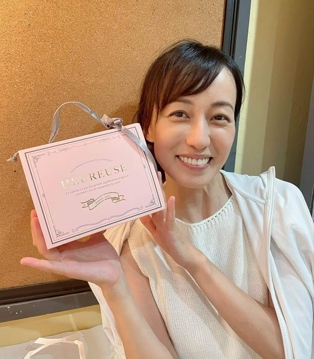 及川奈央さんのインスタグラム写真 - (及川奈央Instagram)「#劇団狼少年 #晩カラ学校 4日目昼夜公演を無事に終えました。  たくさんの差し入れや有難いご感想を本当にありがとうございます！  昼公演では、開演直前にアクシデントがありましたが、 皆様との一体感が生まれて有難い空気感の中でお芝居をさせて頂きました。  こうして舞台に立てることは、決して当たり前ではありません。 皆様ありがとうございました。  カーテンコールでの大きな拍手に、毎公演心打たれています。  この作品を、素晴らしいカンパニーで  一回一回を大切に、残り3公演も更に深化していきたいと思います。  明日は13:00開演、17:00開演です。  以下、御来場くださる皆様へ ご確認の程宜しくお願い申し上げます。  ・本公演は自由席です。 各回超満席を予定しております。 開演の5分前を過ぎてご連絡がない場合、 ご予約を解除する場合もございます。 お時間に余裕をもってご来場ください。  ・2階席へご案内する場合がございます。予めご了承ください。  ・開演直前のご来場は場合によっては見切れ席のご案内になる可能性がございます。 予めご了承ください。  ・遅れる場合は、ご入場不可となる可能性がございます。 劇場へお電話頂くようお願いいたします！ 「劇」小劇場 03-3466-0020  ・上演中にお手洗いなどで途中退出された場合、元のお席へご案内できない場合があります。予めご了承ください。  ・お席の場所によっては暑かったり寒かったりします。体温調整ができるものをご用意いただけますと幸いです。  ・差し入れ、お花など 受付にてお受け取り可能です。  お陰様で残りすべての回が満席となりました。 本当に、ありがとうございます！  当日券も若干数出る可能性がありますので、一人でも多くの方にご覧いただけたら嬉しいです。  劇団狼少年第12回公演 『晩カラ学校』  脚本 狼少年 演出 奥津裕也  【あらすじ】 様々な境遇で生きた人達が集う郊外にある夜間中学校。 そこには戦後の混乱を生き抜いてきた者、 不登校の経験を持つ者、国籍が違う者や、 中には、人には言えない過去を持つ者もいた。 年齢、性別、人種を超え、生徒達は不器用にも関わり、少しずつ絆を深めていく。 だがそんな時、学校にある妙な噂が流れるのである…。 それは一体…。  【キャスト】  奥津裕也 實川阿季 竹中友紀子 宮後真美 黒須杏樹 玉置康二 尾本響子 藤井久泰 文ノ綾 山口葵 丸山祐亮 黒木俊穂 米本学仁 及川奈央 たむらもとこ  【日程】 2023年8月30日(水)〜9月4日(月) 8月30日(水) 19:00  8月31日(木)  14:00 / 19:00 9月1 日(金)  19:00 9月2日(土)  13:00 / 17:00 9月3日(日)  13:00 / 17:00 9月4日(月)  14:00  【料金】 前売り4,500円/当日4,800円 ※全席自由席  【会場】 下北沢「劇」小劇場 〒155-0031 東京都世田谷区北沢２丁目６−６  【スタッフ】 音響:角丸雄亮（DISCOLOR Company） 照明:一場美紀（DISCOLOR Company） 舞台監督:岡田竜二 舞台美術:里森恵 制作:宮後真美  協力: officeMUGI  エヴァーグリーン・エンタテイメント 株式会社ファイヴドットオン DISCOLOR Company  ミーアンドハーコーポレーション  ミノタケプラン 企画/主催 RavenCompany   クラウドファンディングも実施中 ▶︎ https://x.gd/Qz99u  公演ホームページ ▶︎ https://www.ohkamishow.com/晩カラ学校」9月2日 23時44分 - naooikawa