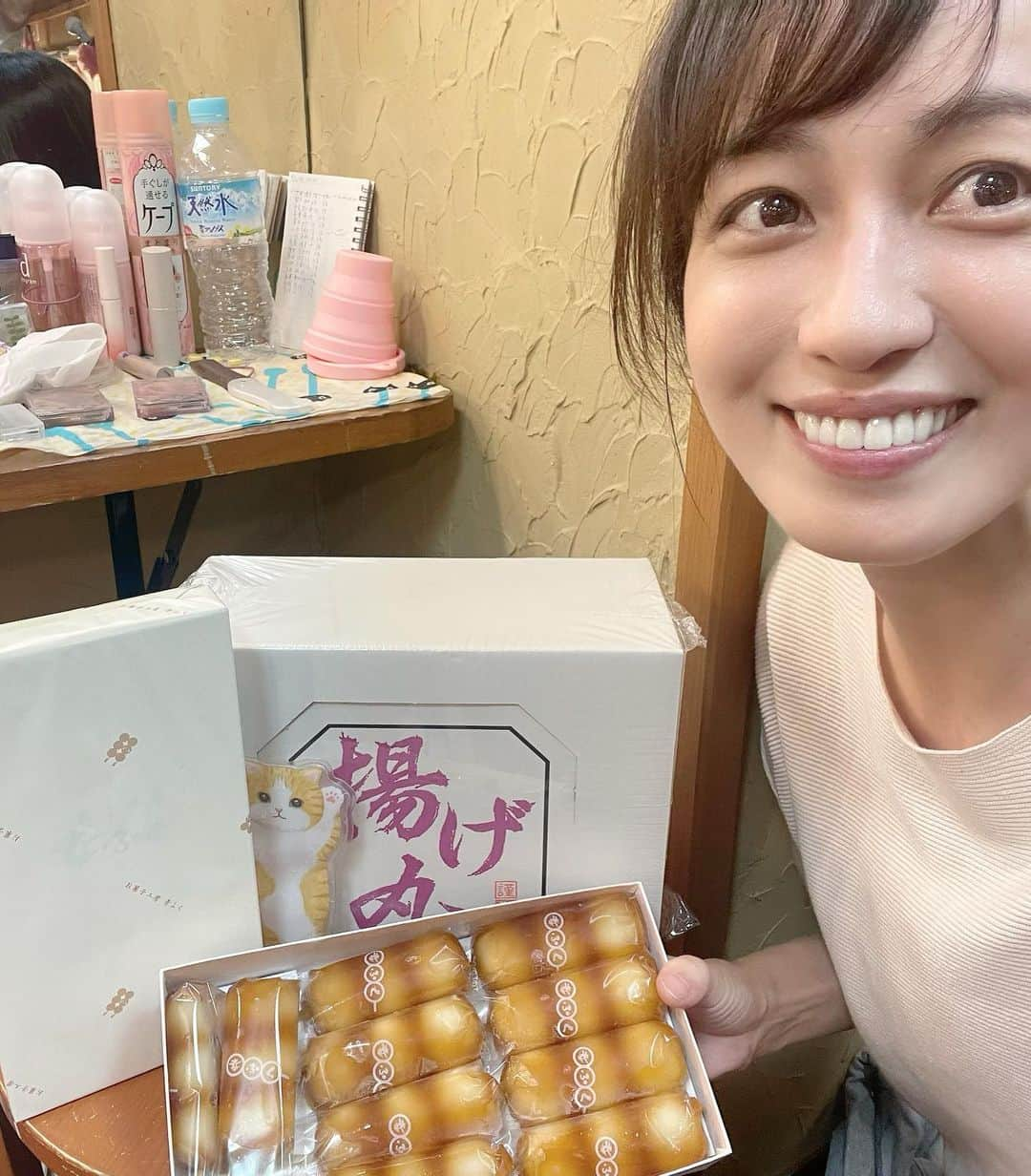 及川奈央さんのインスタグラム写真 - (及川奈央Instagram)「#劇団狼少年 #晩カラ学校 4日目昼夜公演を無事に終えました。  たくさんの差し入れや有難いご感想を本当にありがとうございます！  昼公演では、開演直前にアクシデントがありましたが、 皆様との一体感が生まれて有難い空気感の中でお芝居をさせて頂きました。  こうして舞台に立てることは、決して当たり前ではありません。 皆様ありがとうございました。  カーテンコールでの大きな拍手に、毎公演心打たれています。  この作品を、素晴らしいカンパニーで  一回一回を大切に、残り3公演も更に深化していきたいと思います。  明日は13:00開演、17:00開演です。  以下、御来場くださる皆様へ ご確認の程宜しくお願い申し上げます。  ・本公演は自由席です。 各回超満席を予定しております。 開演の5分前を過ぎてご連絡がない場合、 ご予約を解除する場合もございます。 お時間に余裕をもってご来場ください。  ・2階席へご案内する場合がございます。予めご了承ください。  ・開演直前のご来場は場合によっては見切れ席のご案内になる可能性がございます。 予めご了承ください。  ・遅れる場合は、ご入場不可となる可能性がございます。 劇場へお電話頂くようお願いいたします！ 「劇」小劇場 03-3466-0020  ・上演中にお手洗いなどで途中退出された場合、元のお席へご案内できない場合があります。予めご了承ください。  ・お席の場所によっては暑かったり寒かったりします。体温調整ができるものをご用意いただけますと幸いです。  ・差し入れ、お花など 受付にてお受け取り可能です。  お陰様で残りすべての回が満席となりました。 本当に、ありがとうございます！  当日券も若干数出る可能性がありますので、一人でも多くの方にご覧いただけたら嬉しいです。  劇団狼少年第12回公演 『晩カラ学校』  脚本 狼少年 演出 奥津裕也  【あらすじ】 様々な境遇で生きた人達が集う郊外にある夜間中学校。 そこには戦後の混乱を生き抜いてきた者、 不登校の経験を持つ者、国籍が違う者や、 中には、人には言えない過去を持つ者もいた。 年齢、性別、人種を超え、生徒達は不器用にも関わり、少しずつ絆を深めていく。 だがそんな時、学校にある妙な噂が流れるのである…。 それは一体…。  【キャスト】  奥津裕也 實川阿季 竹中友紀子 宮後真美 黒須杏樹 玉置康二 尾本響子 藤井久泰 文ノ綾 山口葵 丸山祐亮 黒木俊穂 米本学仁 及川奈央 たむらもとこ  【日程】 2023年8月30日(水)〜9月4日(月) 8月30日(水) 19:00  8月31日(木)  14:00 / 19:00 9月1 日(金)  19:00 9月2日(土)  13:00 / 17:00 9月3日(日)  13:00 / 17:00 9月4日(月)  14:00  【料金】 前売り4,500円/当日4,800円 ※全席自由席  【会場】 下北沢「劇」小劇場 〒155-0031 東京都世田谷区北沢２丁目６−６  【スタッフ】 音響:角丸雄亮（DISCOLOR Company） 照明:一場美紀（DISCOLOR Company） 舞台監督:岡田竜二 舞台美術:里森恵 制作:宮後真美  協力: officeMUGI  エヴァーグリーン・エンタテイメント 株式会社ファイヴドットオン DISCOLOR Company  ミーアンドハーコーポレーション  ミノタケプラン 企画/主催 RavenCompany   クラウドファンディングも実施中 ▶︎ https://x.gd/Qz99u  公演ホームページ ▶︎ https://www.ohkamishow.com/晩カラ学校」9月2日 23時44分 - naooikawa