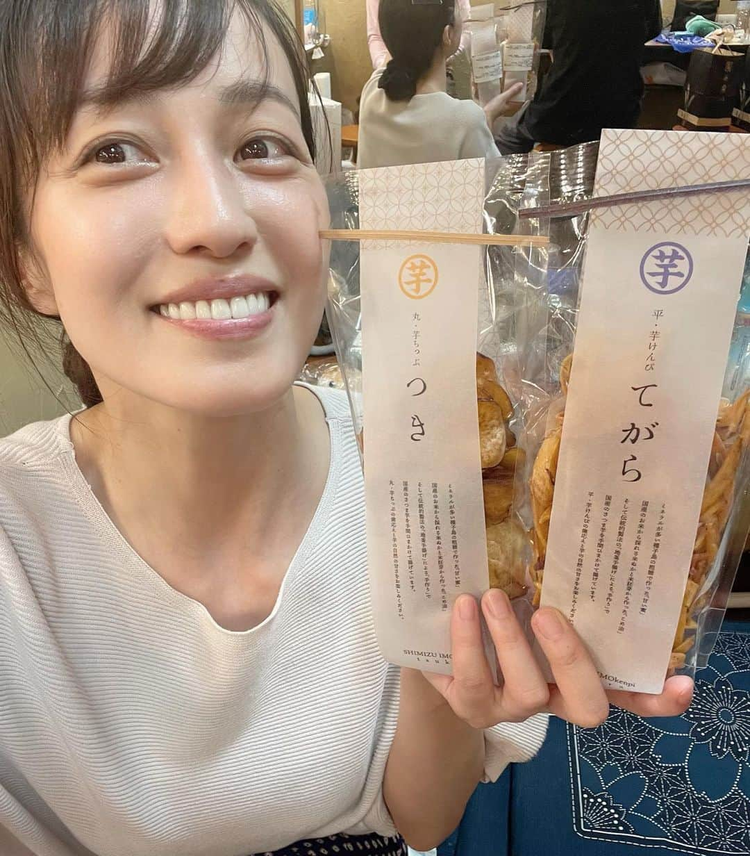 及川奈央さんのインスタグラム写真 - (及川奈央Instagram)「#劇団狼少年 #晩カラ学校 4日目昼夜公演を無事に終えました。  たくさんの差し入れや有難いご感想を本当にありがとうございます！  昼公演では、開演直前にアクシデントがありましたが、 皆様との一体感が生まれて有難い空気感の中でお芝居をさせて頂きました。  こうして舞台に立てることは、決して当たり前ではありません。 皆様ありがとうございました。  カーテンコールでの大きな拍手に、毎公演心打たれています。  この作品を、素晴らしいカンパニーで  一回一回を大切に、残り3公演も更に深化していきたいと思います。  明日は13:00開演、17:00開演です。  以下、御来場くださる皆様へ ご確認の程宜しくお願い申し上げます。  ・本公演は自由席です。 各回超満席を予定しております。 開演の5分前を過ぎてご連絡がない場合、 ご予約を解除する場合もございます。 お時間に余裕をもってご来場ください。  ・2階席へご案内する場合がございます。予めご了承ください。  ・開演直前のご来場は場合によっては見切れ席のご案内になる可能性がございます。 予めご了承ください。  ・遅れる場合は、ご入場不可となる可能性がございます。 劇場へお電話頂くようお願いいたします！ 「劇」小劇場 03-3466-0020  ・上演中にお手洗いなどで途中退出された場合、元のお席へご案内できない場合があります。予めご了承ください。  ・お席の場所によっては暑かったり寒かったりします。体温調整ができるものをご用意いただけますと幸いです。  ・差し入れ、お花など 受付にてお受け取り可能です。  お陰様で残りすべての回が満席となりました。 本当に、ありがとうございます！  当日券も若干数出る可能性がありますので、一人でも多くの方にご覧いただけたら嬉しいです。  劇団狼少年第12回公演 『晩カラ学校』  脚本 狼少年 演出 奥津裕也  【あらすじ】 様々な境遇で生きた人達が集う郊外にある夜間中学校。 そこには戦後の混乱を生き抜いてきた者、 不登校の経験を持つ者、国籍が違う者や、 中には、人には言えない過去を持つ者もいた。 年齢、性別、人種を超え、生徒達は不器用にも関わり、少しずつ絆を深めていく。 だがそんな時、学校にある妙な噂が流れるのである…。 それは一体…。  【キャスト】  奥津裕也 實川阿季 竹中友紀子 宮後真美 黒須杏樹 玉置康二 尾本響子 藤井久泰 文ノ綾 山口葵 丸山祐亮 黒木俊穂 米本学仁 及川奈央 たむらもとこ  【日程】 2023年8月30日(水)〜9月4日(月) 8月30日(水) 19:00  8月31日(木)  14:00 / 19:00 9月1 日(金)  19:00 9月2日(土)  13:00 / 17:00 9月3日(日)  13:00 / 17:00 9月4日(月)  14:00  【料金】 前売り4,500円/当日4,800円 ※全席自由席  【会場】 下北沢「劇」小劇場 〒155-0031 東京都世田谷区北沢２丁目６−６  【スタッフ】 音響:角丸雄亮（DISCOLOR Company） 照明:一場美紀（DISCOLOR Company） 舞台監督:岡田竜二 舞台美術:里森恵 制作:宮後真美  協力: officeMUGI  エヴァーグリーン・エンタテイメント 株式会社ファイヴドットオン DISCOLOR Company  ミーアンドハーコーポレーション  ミノタケプラン 企画/主催 RavenCompany   クラウドファンディングも実施中 ▶︎ https://x.gd/Qz99u  公演ホームページ ▶︎ https://www.ohkamishow.com/晩カラ学校」9月2日 23時44分 - naooikawa