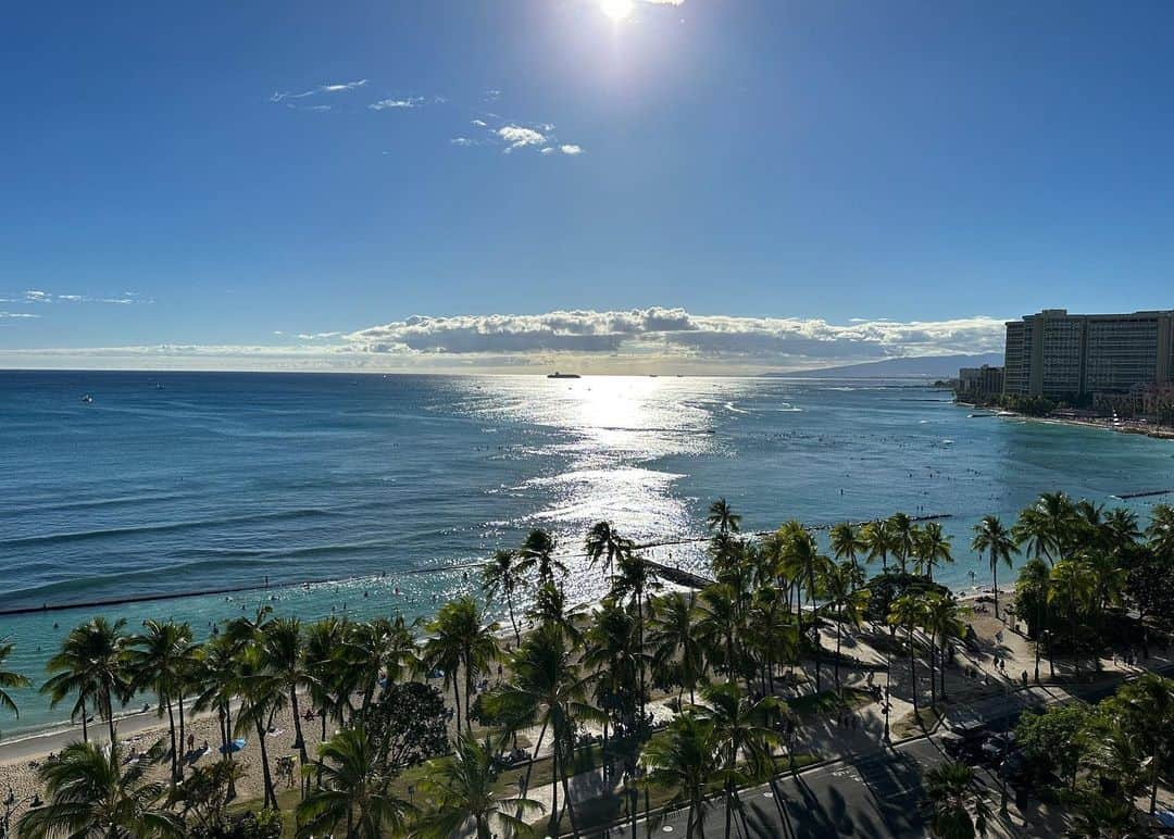 清水麻椰さんのインスタグラム写真 - (清水麻椰Instagram)「サタプラ 試してランキング in ハワイ🏄‍♀️🏝🌺☀️  青い海、鮮やかな緑、広大な空！ そこにいるだけで明るい気持ちになれる、 本当に不思議な場所ですね🌋 皆さんが何度も足を運びたがるのが納得です。 "気"が良いとはこのことなのか？🤔✨ 大自然のエネルギーを全身で浴びて、心が軽くなりました。  今回は、2日間で コーディネーターさんおすすめのスポットを8ヶ所巡る弾丸ロケ！ どこも魅力たっぷりでした💕 詳しくは @saturdayplus_tameshite をご確認ください。  8月、ハワイ・マウイ島で大規模な山火事があり、多くの犠牲者が出ました。 そのような状況のなか、私たちが行ってもいいのだろうか、楽しくロケをしていいのだろうかと、往路の飛行機内でもまだ不安・葛藤が拭えないでいました。  しかし、ハワイの魅力を肌で感じ、現地の人のお話を聞くうちに 今こそハワイの魅力を発信することに意味があると、強く感じるようになりました。  今回の調査で、 少しでも多くの方が興味を持ち、ハワイを知る、ハワイへ行くきっかけになれば幸いです。 旅行のご予定がある方は、ぜひ参考にしてください😊🤲🌺  ご覧いただき、ありがとうございました！」9月2日 23時44分 - mayasmz