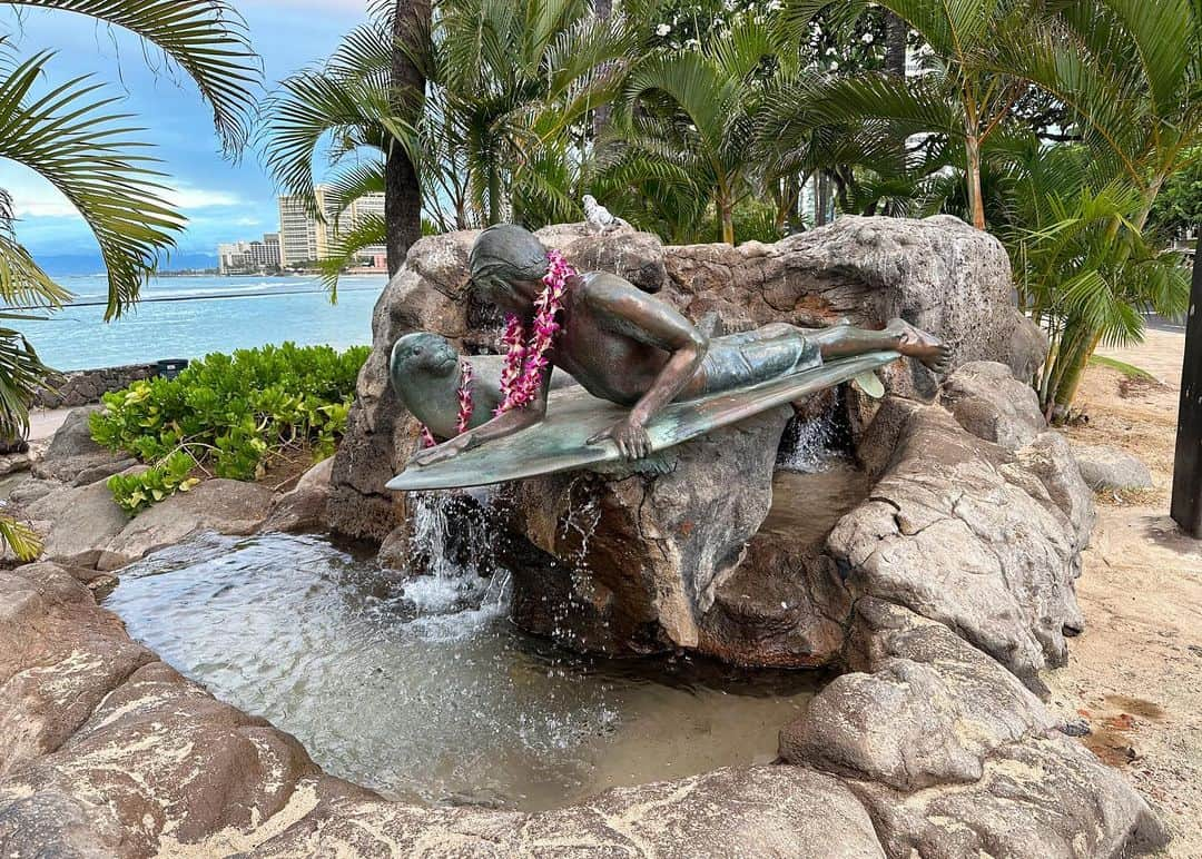 清水麻椰さんのインスタグラム写真 - (清水麻椰Instagram)「サタプラ 試してランキング in ハワイ🏄‍♀️🏝🌺☀️  青い海、鮮やかな緑、広大な空！ そこにいるだけで明るい気持ちになれる、 本当に不思議な場所ですね🌋 皆さんが何度も足を運びたがるのが納得です。 "気"が良いとはこのことなのか？🤔✨ 大自然のエネルギーを全身で浴びて、心が軽くなりました。  今回は、2日間で コーディネーターさんおすすめのスポットを8ヶ所巡る弾丸ロケ！ どこも魅力たっぷりでした💕 詳しくは @saturdayplus_tameshite をご確認ください。  8月、ハワイ・マウイ島で大規模な山火事があり、多くの犠牲者が出ました。 そのような状況のなか、私たちが行ってもいいのだろうか、楽しくロケをしていいのだろうかと、往路の飛行機内でもまだ不安・葛藤が拭えないでいました。  しかし、ハワイの魅力を肌で感じ、現地の人のお話を聞くうちに 今こそハワイの魅力を発信することに意味があると、強く感じるようになりました。  今回の調査で、 少しでも多くの方が興味を持ち、ハワイを知る、ハワイへ行くきっかけになれば幸いです。 旅行のご予定がある方は、ぜひ参考にしてください😊🤲🌺  ご覧いただき、ありがとうございました！」9月2日 23時44分 - mayasmz