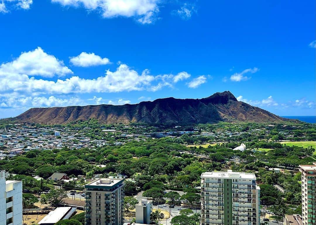 清水麻椰のインスタグラム：「サタプラ 試してランキング in ハワイ🏄‍♀️🏝🌺☀️  青い海、鮮やかな緑、広大な空！ そこにいるだけで明るい気持ちになれる、 本当に不思議な場所ですね🌋 皆さんが何度も足を運びたがるのが納得です。 "気"が良いとはこのことなのか？🤔✨ 大自然のエネルギーを全身で浴びて、心が軽くなりました。  今回は、2日間で コーディネーターさんおすすめのスポットを8ヶ所巡る弾丸ロケ！ どこも魅力たっぷりでした💕 詳しくは @saturdayplus_tameshite をご確認ください。  8月、ハワイ・マウイ島で大規模な山火事があり、多くの犠牲者が出ました。 そのような状況のなか、私たちが行ってもいいのだろうか、楽しくロケをしていいのだろうかと、往路の飛行機内でもまだ不安・葛藤が拭えないでいました。  しかし、ハワイの魅力を肌で感じ、現地の人のお話を聞くうちに 今こそハワイの魅力を発信することに意味があると、強く感じるようになりました。  今回の調査で、 少しでも多くの方が興味を持ち、ハワイを知る、ハワイへ行くきっかけになれば幸いです。 旅行のご予定がある方は、ぜひ参考にしてください😊🤲🌺  ご覧いただき、ありがとうございました！」