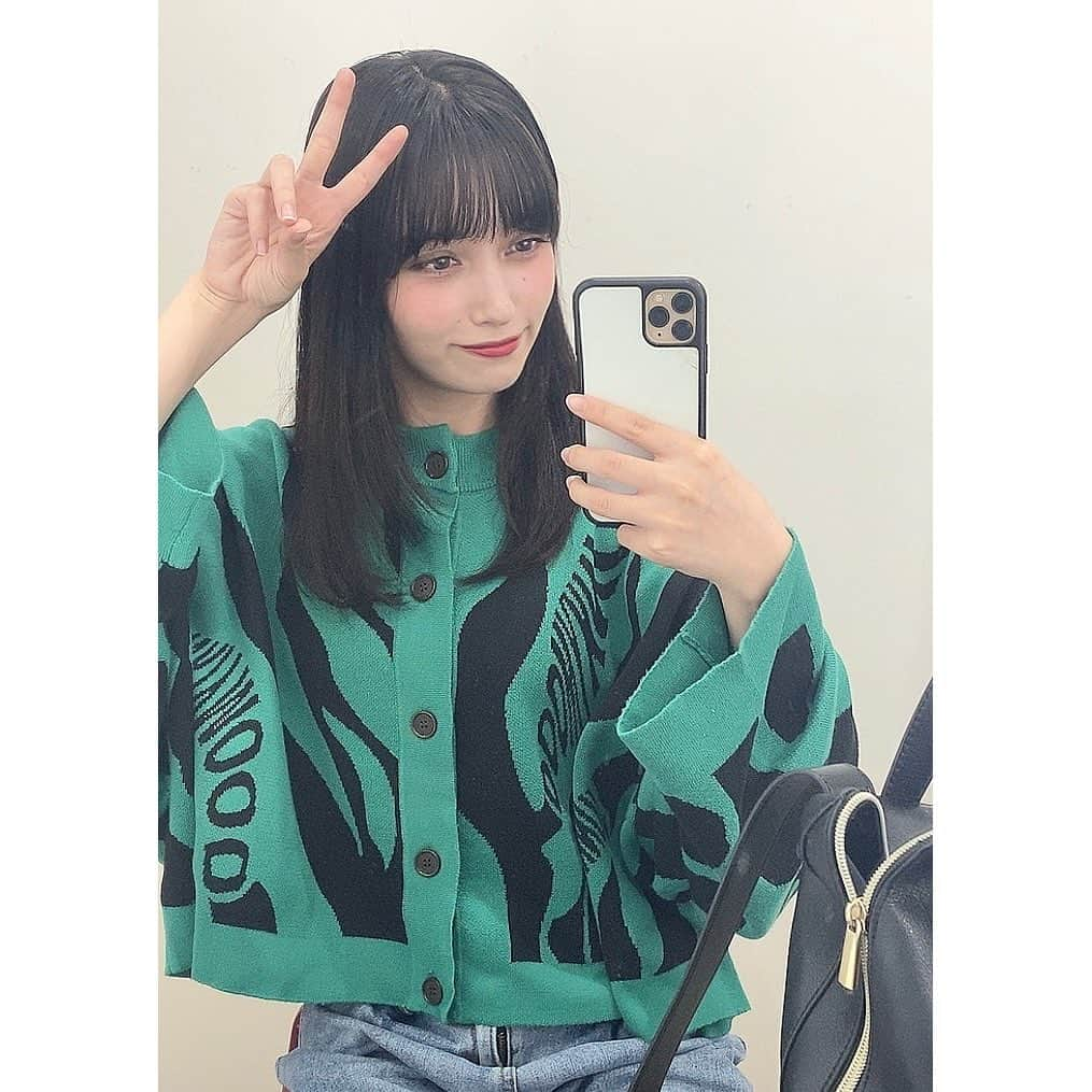 ボールドウィン零のインスタグラム：「このお洋服、スイカじゃないよ🍉 緑のゼブラ柄だよ🦓  #ゼブラ柄 #ニットカーディガン #秋服コーデ #スイカ柄 ❓」