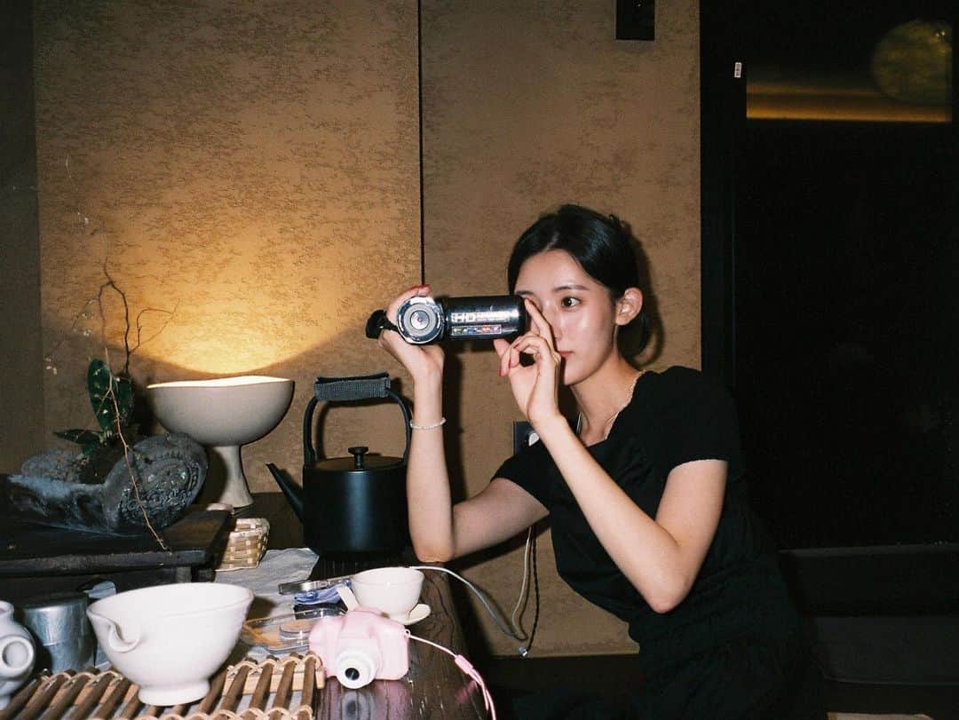 チョン・ダビンのインスタグラム：「1. 언니들 찍어주는 나 2. 설거지하는 서은 언니와 나 3. 비 오는 거 구경하다가 지현 언니의 말에 돌아본 둘 4. 머리 묶는 방법 공유 5. 공항에서 놀 때 6. 바다 뷰 보면서 전복 김밥에 해물라면 먹었을 때 7. 여행 마지막 날 책방에서 읽은 책표지」
