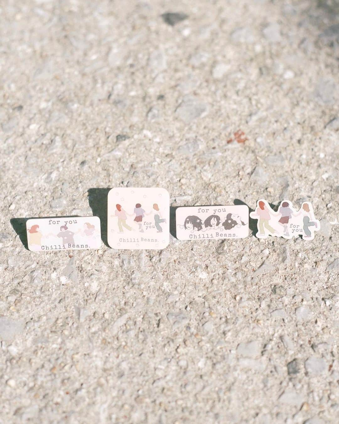 Chilli Beans.さんのインスタグラム写真 - (Chilli Beans.Instagram)「[for you TOUR Goods🛒] Flake Sticker Ribbon Band Pin Badge Acrylic Key Chain  Designed by @iiikesan , @hanaf_tialt  Photo by @39tats」9月2日 23時46分 - chillibeansmusic