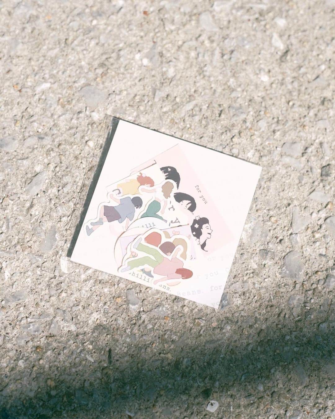 Chilli Beans.のインスタグラム：「[for you TOUR Goods🛒] Flake Sticker Ribbon Band Pin Badge Acrylic Key Chain  Designed by @iiikesan , @hanaf_tialt  Photo by @39tats」