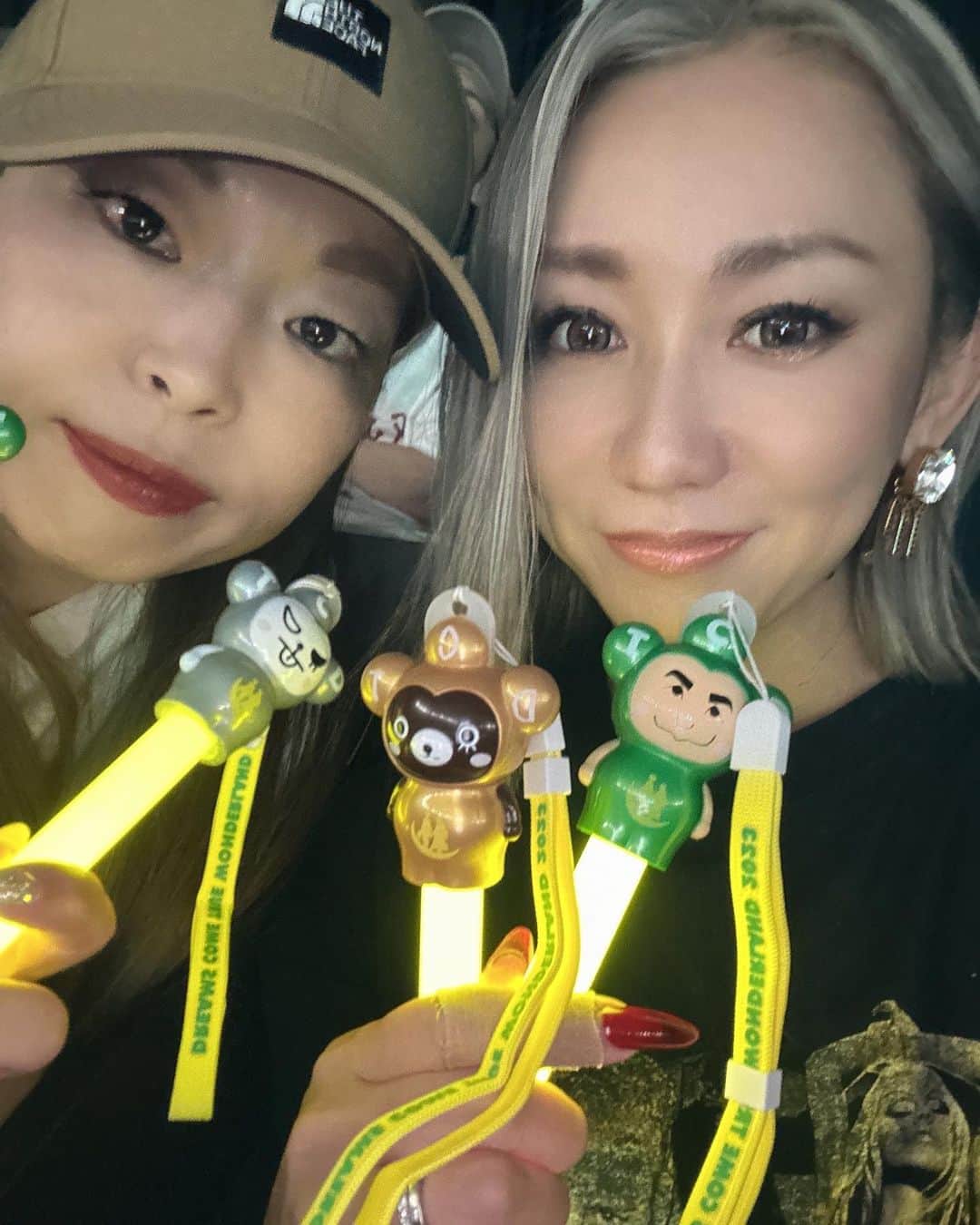 倖田來未のインスタグラム：「. 本日、DREAMS COME TRUEさんの「史上最強の移動遊園地 DREAMS COME TRUE WONDERLAND 2023」に 私をドリベイビーズになるきっかけをくれた京都の幼馴染しょーちゃんと行ってきました！！ ⁡ 1995年のWONDERLANDへしょーちゃんが行ってお土産に買ってきてくれた当時の缶ケース！！ボロッボロですいません！笑笑 ⁡ いやーーなんだか感慨深い鑑賞でした。 当時95年のWONDERLANDでも歌っていた曲もたくさんあって、当時の気持ちに戻りました🧡 音楽ってすごいなぁ。とつくづく思いましたし、こんなにも感動と刺激を与えてくれたDREAMS COME TRUEさん ⁡ 私は、このライブを当時VHSを買って、鑑賞して、とんでもない衝撃を受け『私もこんなふうに、感動を与えたい』と歌手を志しました。。。 ⁡ あれから、28年。 そんな経っちゃってるの？！と驚きですが、今もなお、東京ドームで満員のお客さんに歌を届けてるって本当に、凄すぎます😭 ⁡ 歌ももちろんですが、端から端まで楽しんで幸せになって帰ってよーっていうパワーがとても伝わってくる、温かくなるライブでした！ ほんとに、WONDERLANDでございました！！ ⁡ ちょっと、帰りの車内は感想が止まらず、つけ麺持ち帰りにして家に帰って食べよって話になり、結果話が止まらなかったのでありました。 これまた、京都で夢に向かって語り明かした夜を思い出す今夜であった笑 ⁡ #DREAMSCOMETRUE さん #DWL2023 #kodakumi #倖田來未」