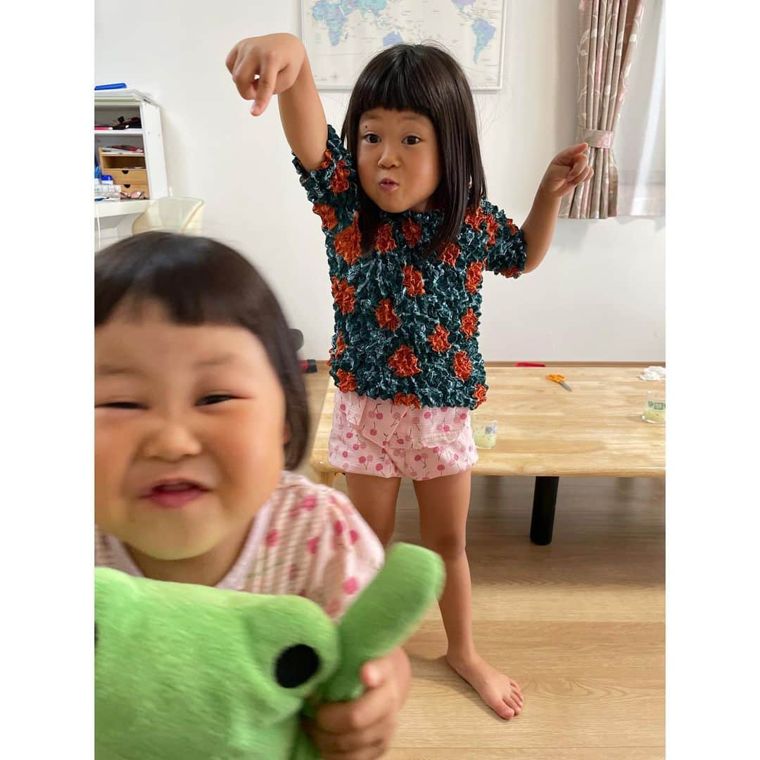 ぽるママさんのインスタグラム写真 - (ぽるママInstagram)「. . 大大大好きなみゆ😌❤️ ７歳のお誕生日おめでとう🎂🎉  もうそろそろお友達みたいになってきたみゆ🌷  よーく同じタイミングで同じこと言うし、 よーく買い物中とか小競り合いするし、 しっかりわたしが怒られることもあるし🫣笑  でもまだまだ甘えんぼな一面もあるみゆ。 ついつい頼ってしまうこともあるけど、 そんなみゆがいつまでも甘えられる 場所でありたいなと母は思います🥹🫶🏻💕  （英語に関しては100%頼らせていただきます🙏🏻）笑  みゆのおかげで頑張れていることがたくさんあるよ！ お父さんもお母さんもふわちゃんも、 みゆのことだーーーいすきよ🥰🫶🏻💗  #みんなたくさんのお祝いメッセージ本当にありがとうございます #みゆ何歳になったと思う？！ #7歳だよー！！！ #って #ほぼ抜けかけてる歯をびよーんて #見せてくれております #おめでとう」9月2日 23時51分 - poruporumama