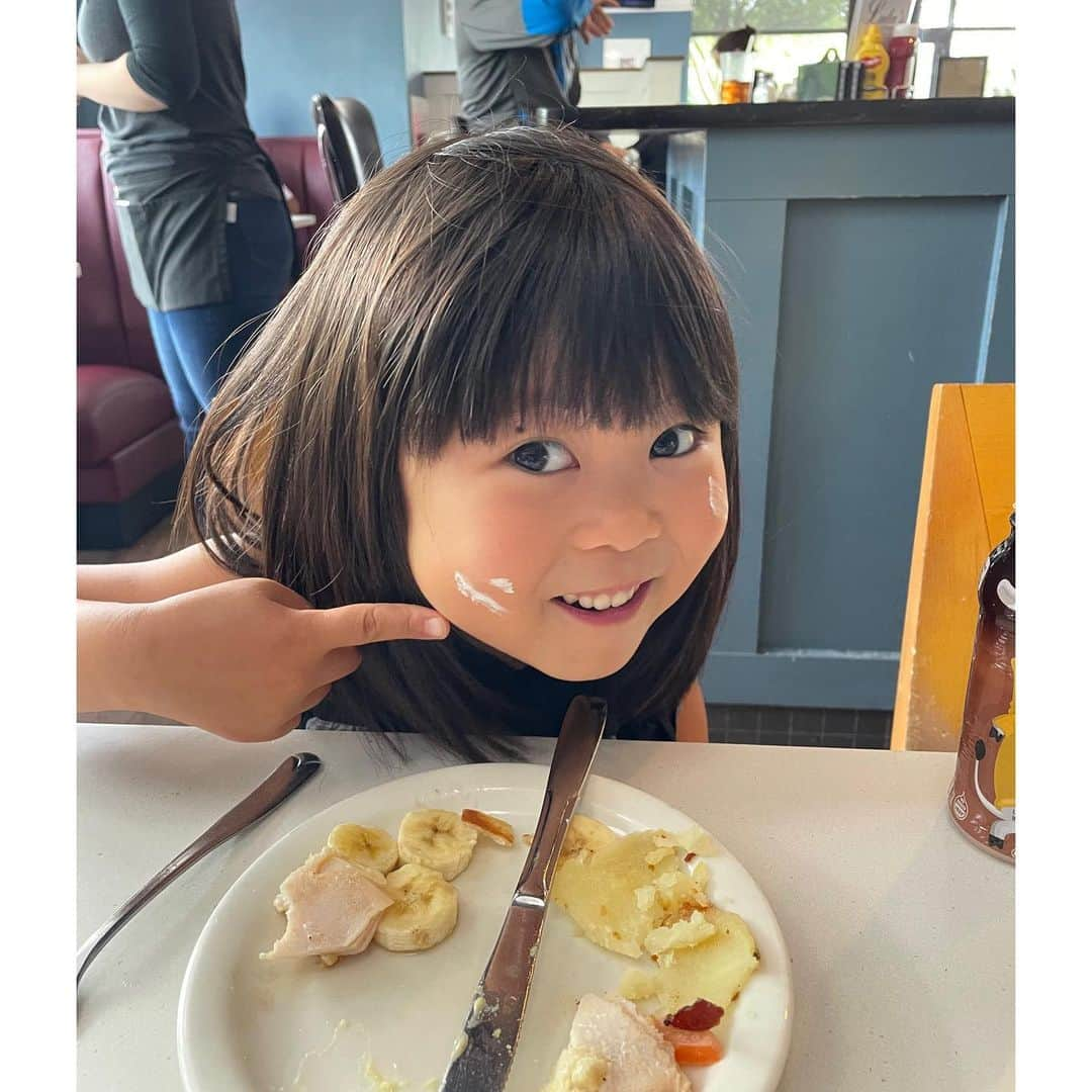 ぽるママのインスタグラム：「. . 大大大好きなみゆ😌❤️ ７歳のお誕生日おめでとう🎂🎉  もうそろそろお友達みたいになってきたみゆ🌷  よーく同じタイミングで同じこと言うし、 よーく買い物中とか小競り合いするし、 しっかりわたしが怒られることもあるし🫣笑  でもまだまだ甘えんぼな一面もあるみゆ。 ついつい頼ってしまうこともあるけど、 そんなみゆがいつまでも甘えられる 場所でありたいなと母は思います🥹🫶🏻💕  （英語に関しては100%頼らせていただきます🙏🏻）笑  みゆのおかげで頑張れていることがたくさんあるよ！ お父さんもお母さんもふわちゃんも、 みゆのことだーーーいすきよ🥰🫶🏻💗  #みんなたくさんのお祝いメッセージ本当にありがとうございます #みゆ何歳になったと思う？！ #7歳だよー！！！ #って #ほぼ抜けかけてる歯をびよーんて #見せてくれております #おめでとう」