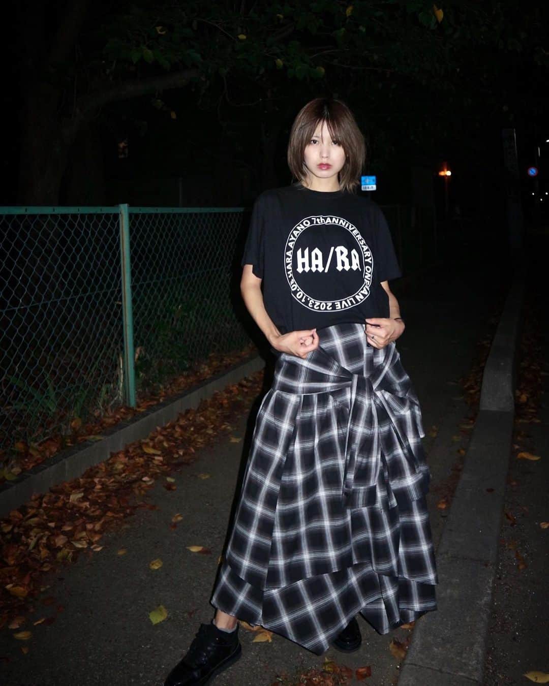 原あやののインスタグラム：「新しいグッズよ〜〜〜 通販にて発売開始しました🍁  タオルもあるよ ふわふわよ〜  是非フル装備でワンマン参戦していただけたらと思います宜しくお願いします🍁 （ワンマン当日前物販は無いのでご了承くださいまし！！！）  #よく見なきゃはら感ないよ #ギリ私服でいけるはずだよ #オマージュですオマージュ（圧）  #グッズ#Tシャツ#tシャツコーデ#ライブコーデ#チェックスカート#モノトーン#撮影#フィルム#カメラ#ボブ#インナーカラー#japanesegirl」