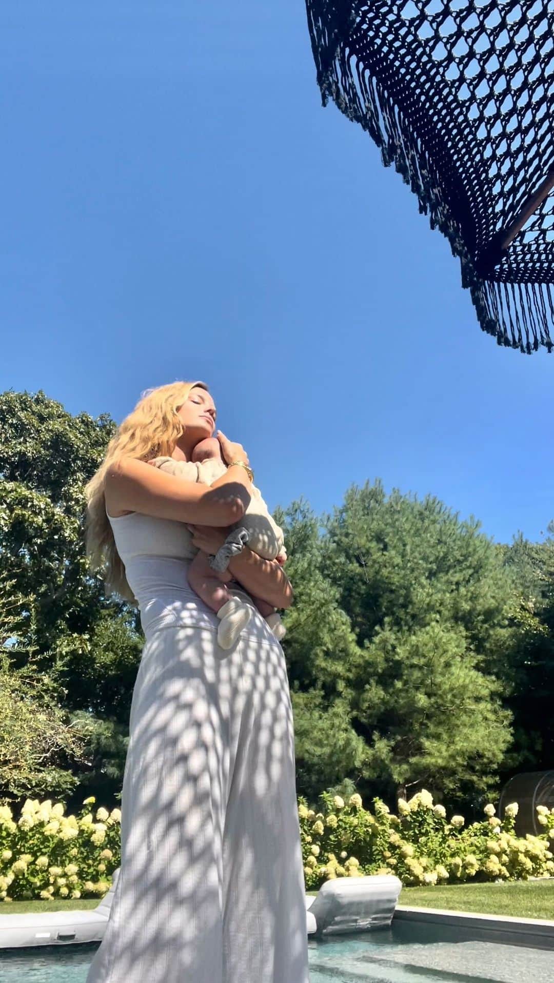 のインスタグラム：「Not ready to let go of this dream summer baby bubble.」