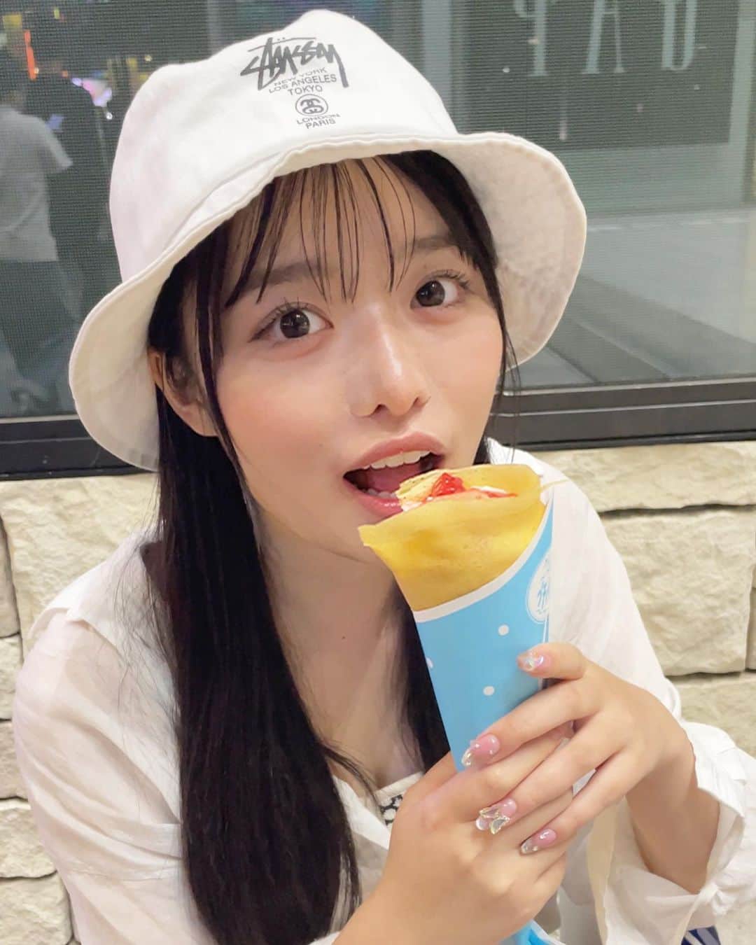 のインスタグラム：「クレープともんじゃ食べた日🤤  スパイダーマンいたから一緒に撮ってみた📸  #クレープ #食べ歩き」