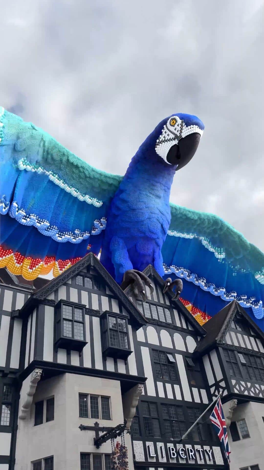 リバティオブロンドンのインスタグラム：「Something BIG has landed in @libertylondon... 🦜   @farmrio’s spectacular tropical dreamscape takeover will be in store for the whole of September, come and take a look!   Artwork by @lumencreative.io   #FarmRio #LibertyLondon #TropicalDreamscape #MoreThanAStore」