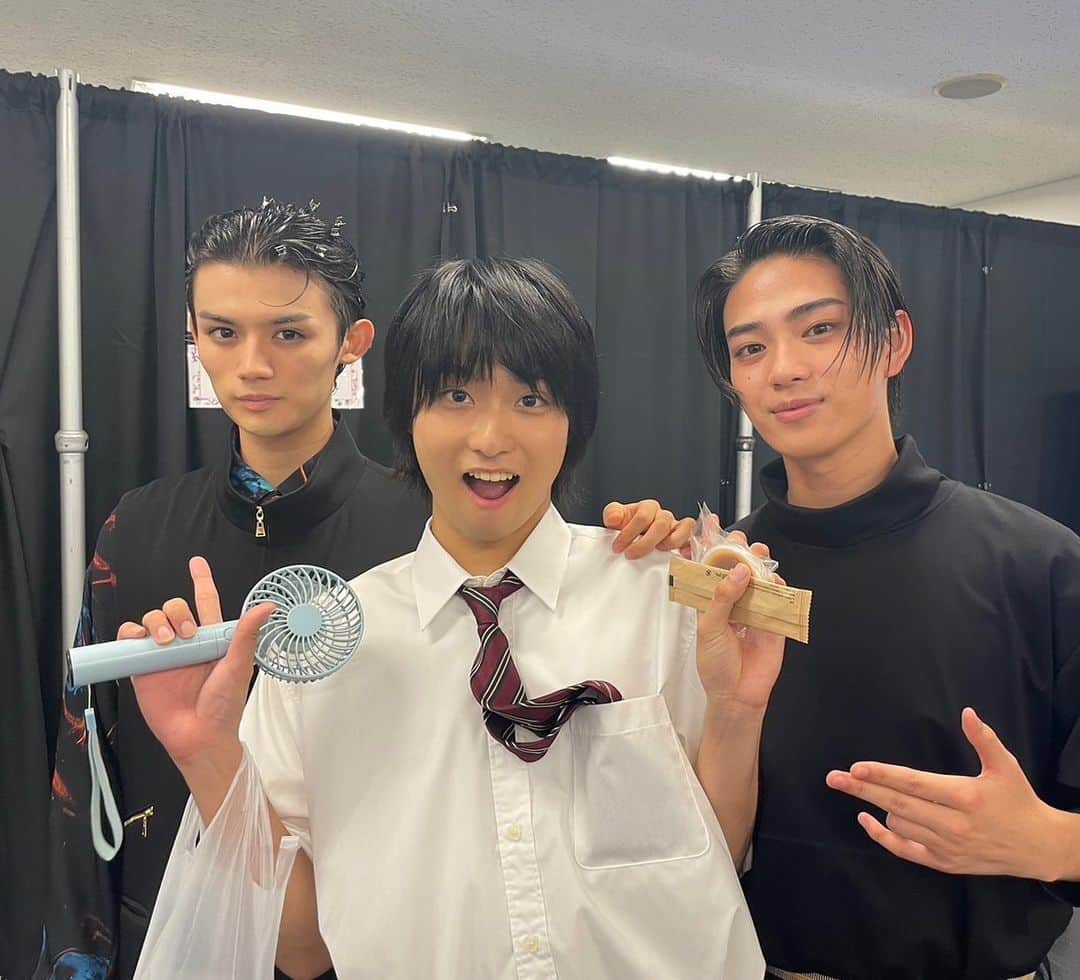 のインスタグラム：「9月2日　土曜日　晴れ こんにちは。奥平です。 今日はTGCにお邪魔してきました。 ありがとうございます。 最高の生徒と最高の教師のメンバーみんなでランウェイを歩かせてもらいました。 なかなか、このようなイベントに出させていただくことがないので、とてもいい経験になりました。 それにしても、最高の生徒のダンスもすごかったですね。 幸輝くんはダンスの衣装からはや着替えしてて大変そうでしたけど、楽しそうでした。 あと久しぶりに、いろんな人に会いました。 マイスモールランドで一緒だった、嵐莉菜ちゃんにも会いまして、写真撮りたかったー。 あえはしたけど写真は撮れなかったのが悔しい。。。 あと七菜ちゃんにもあえました。 君ソムの舞台挨拶以来に会えて嬉しかったなー。 君ソムで言うと永瀬莉子ちゃんも、すれ違った程度だけどまた会えました。 こっちはちゃんと写真とれたのでよかったです。 あとたいゆにも会いました。 まぁたいゆは正直いつでも会えるっちゃ会えるけど、仕事で会うのは久しぶりだったので、嬉しかったです。なのでようじと一緒に3人で撮りました。 こう考えると、今までいろんな人たちと一緒にお仕事したなぁと思いました。 とりあえず楽しかった。  ちなみになんですが、見ていた方はもしかしたらわかるかもしれませんが、みんな役になりきってランウェイを歩いてました。 なので、みんなそれぞれ多種多様に歩いてました。 僕はキョロキョロしながらあるいてました。 決して、テキトーに歩いてたわけではありません。  りりかちゃんとみずきちゃんとりこちゃんとひぃちゃんは最高の教師とは別でTGCに出ていらっしゃっていたので、あのランウェイを歩いていたのがすごいなーって思いました。 やっぱ、舞台挨拶とは違いますね。 僕は、喋る時に変な喋り方しちゃいました。 他のみんなも、ちょっと変になっちゃってるのが可愛かったですね。 やっぱり普段と違う場所だと緊張しちゃうんですね。 でも、みんなのドラマでは見られない素を見せられたと思うと、それはそれでよかったなぁと思います。 ちょうど日記が投稿される頃は、ドラマの放送し終わったところでしょうか。それとも放送中でしょうか。わかりませんが、第7話も大切なお話になるので、ぜひご覧ください。 第7話の感想は明日書きます。 それではまたあしーた。  #奥平の日記 #ぎりぎりですいません！」