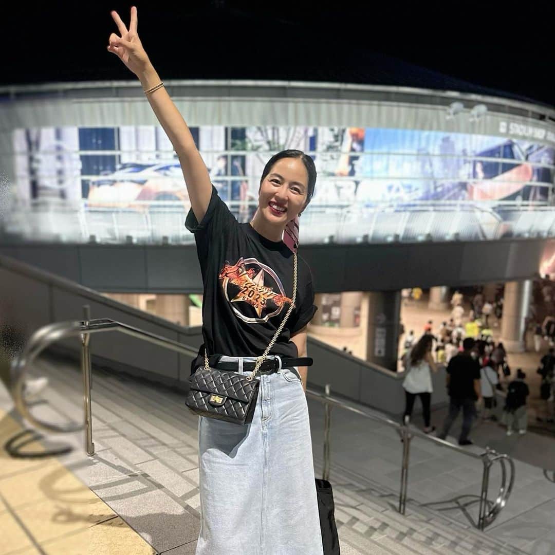鈴木六夏のインスタグラム：「35周年おめでとうございます！  #小学校時つくえに稲葉命と書いてました😂 #中学からの幼馴染と参戦 #その頃も熱く語り合ったB'z愛思い出😆」