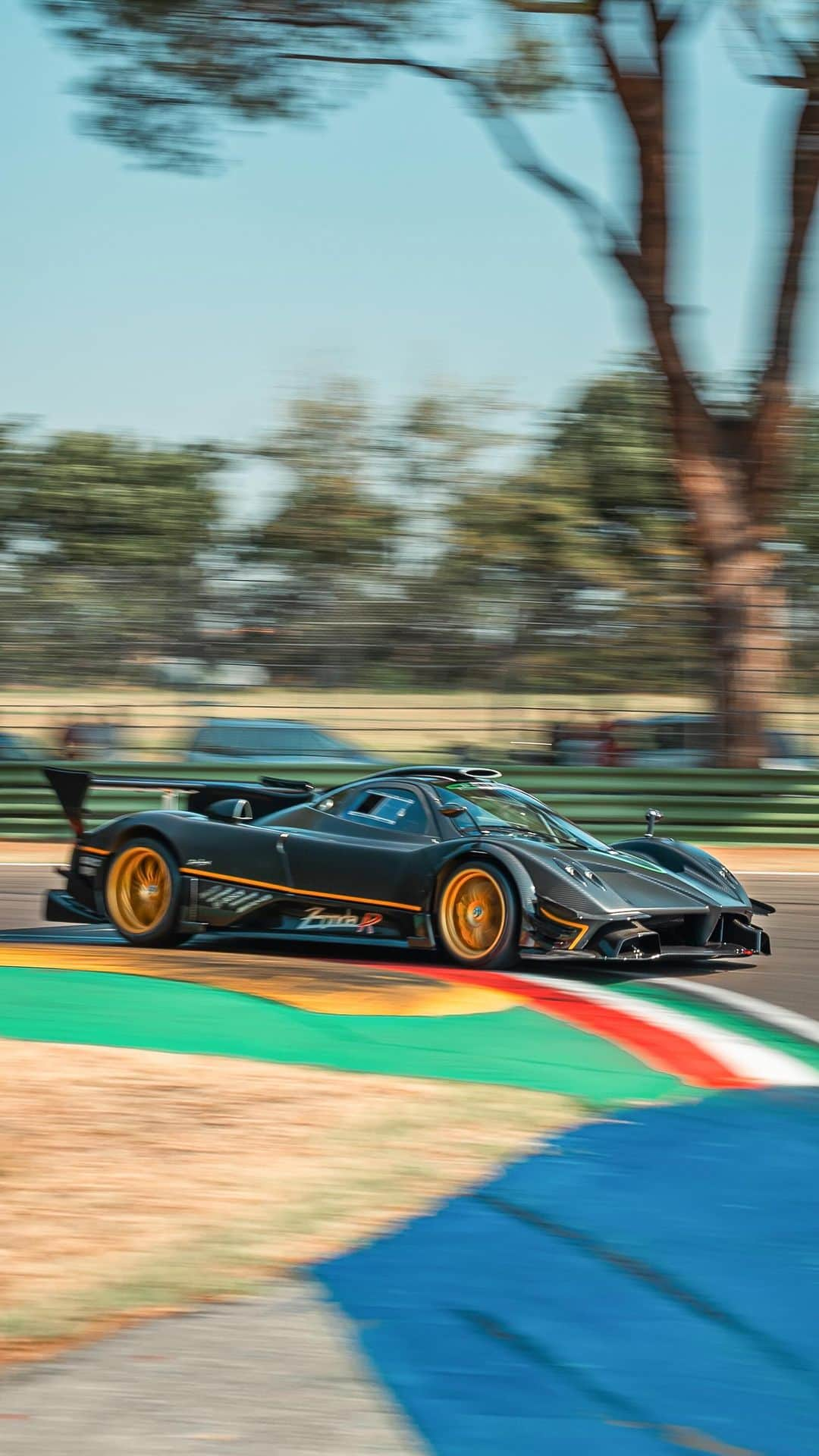 パガーニ・アウトモビリのインスタグラム：「Charming beauties, on and off the track.  Our 25th-anniversary celebrations continue, hitting the @autodromoimola thanks to the @minardiday_official.  #Pagani #Pagani25Anniversary #HistoricMinardiDay #HMD」