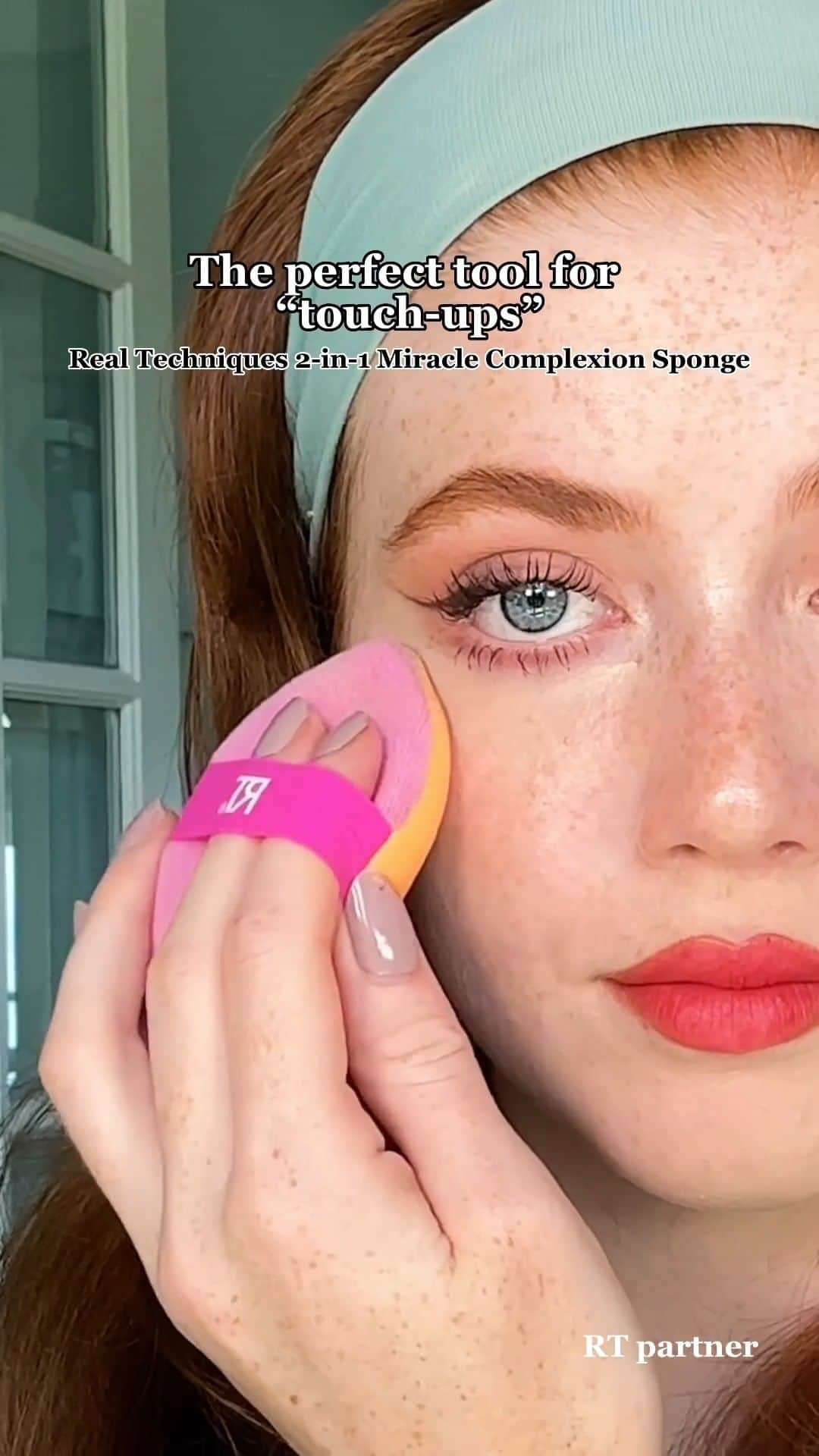 のインスタグラム：「Talk about the best of both worlds❗️  Our fan-favorite Miracle Complexion Sponge + NEW powder puff creates the ultimate beauty tool to give you the perfect finish to every look.  Available at @ultabeauty 🎥: @makeupbygeenahunt」