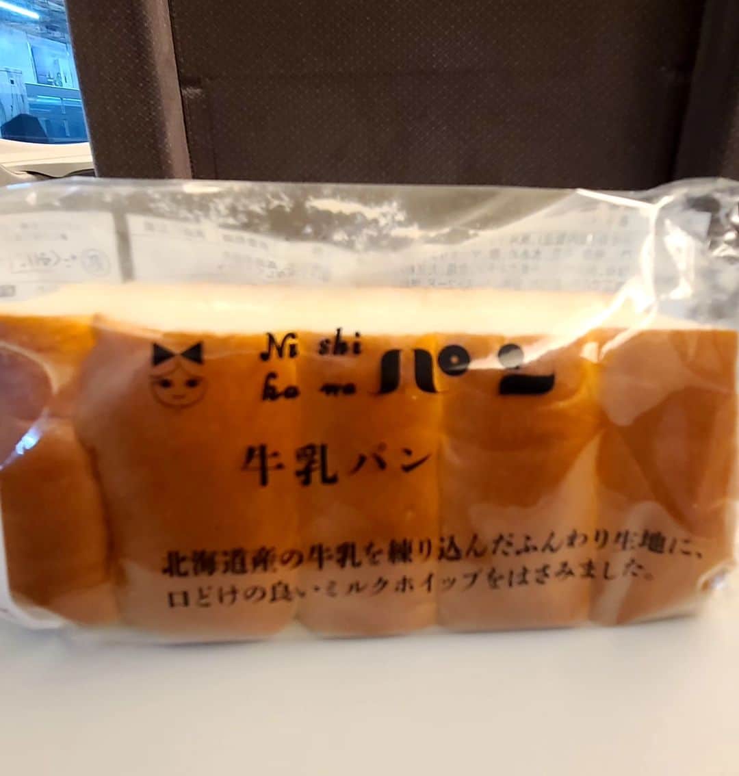 神取忍さんのインスタグラム写真 - (神取忍Instagram)「大阪で発見したパン! 都内では見かけないパンだった! 地元では人気なのかなぁ イラストが猫? Ni shi パン 何か不思議だなぁ?? 牛乳パン なかなか美味しいパンだった(^^) 地元の味は大切にしたいですね!! #大阪 #パン #イラスト  #不思議  #プロレス  #神取忍」9月3日 0時00分 - shinobukandori