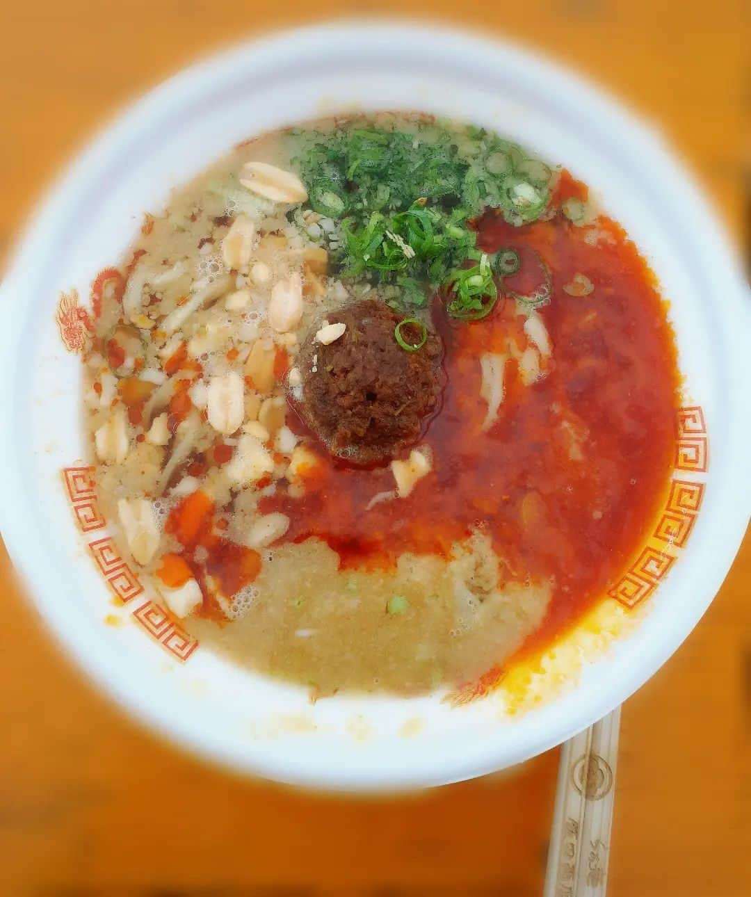 末野卓磨さんのインスタグラム写真 - (末野卓磨Instagram)「旨辛フェスで飯田商店さんの担々麺食べてきた。  もちろん旨かったです。  パクチーのアクセント好き、単純にナッツ好きなので嬉しい。ナッツの食感で楽しませてくれる。麺もうまい。  ナッツ、麺、パクチー、麺、ナッツ、麺、うまい  辛さに関しては、弱パンチくらいです。  味はもちろんだけど、並んでる時に次々に店長と写真撮ったり世間話してる姿を見て  あー、人柄が素晴らしいから、ここのラーメンは人を惹き付けるんだな  接客悪い店は不味く感じる  うまい店で接客も良かったら幸せだよね  お腹も心も満たされる  素晴らしきラーメン家だーって思いました。  そして、本当に本当に申し訳ないのだけど  やっぱり飯田商店さんと言えばの昆布水つけ麺食べたい❗って思いました。  本店に行くか、つけ麺博で年内に食べたい。  飯田商店さんに会いたいです。  #旨辛フェス　#飯田商店　#担々麺」9月3日 0時01分 - takuma_sueno