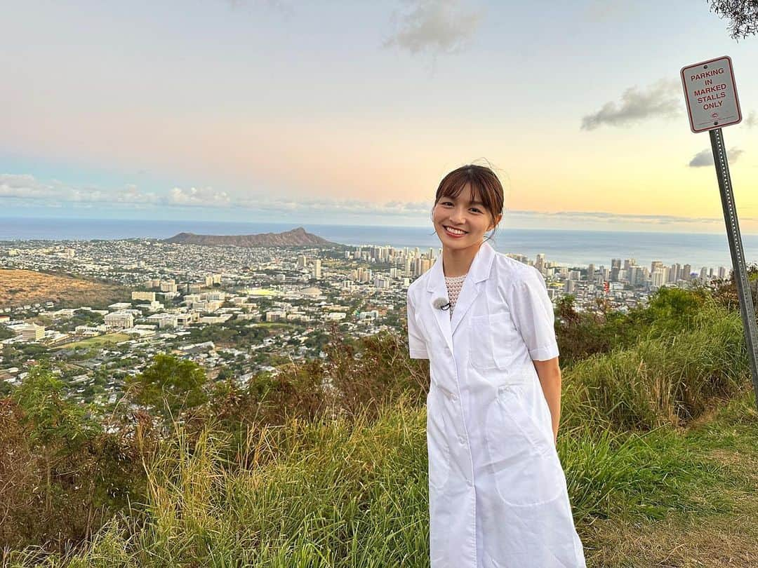 清水麻椰のインスタグラム：「ホノルルを一望できる絶景スポット #タンタラスの丘 🏔 日が沈むにつれ変わる空の色が非常にドラマチックでした…！  天気がよかったので 日没後、数分だけ体験できる薄明の時間・マジックアワーも見られました☺️🌅✨  朝・昼・晩どの時間帯でも綺麗な景色を楽しめます！  ロケの締めくくりは、一千万ドルの夜景。 またここへ帰ってきたいな、と思う美しさでした🥲💓」