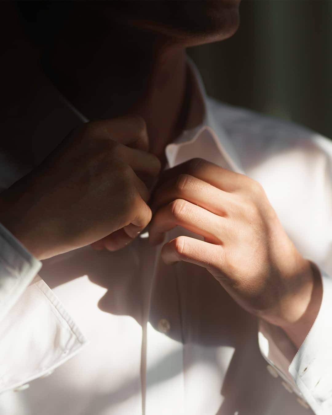 ターンブル&アッサーさんのインスタグラム写真 - (ターンブル&アッサーInstagram)「A sartorial starting point and the foundation of any gentleman's wardrobe, every gentleman should invest in an exceptionally-made white cotton shirt.⁠ ⁠ #TurnbullandAsser」9月3日 0時20分 - turnbull_asser