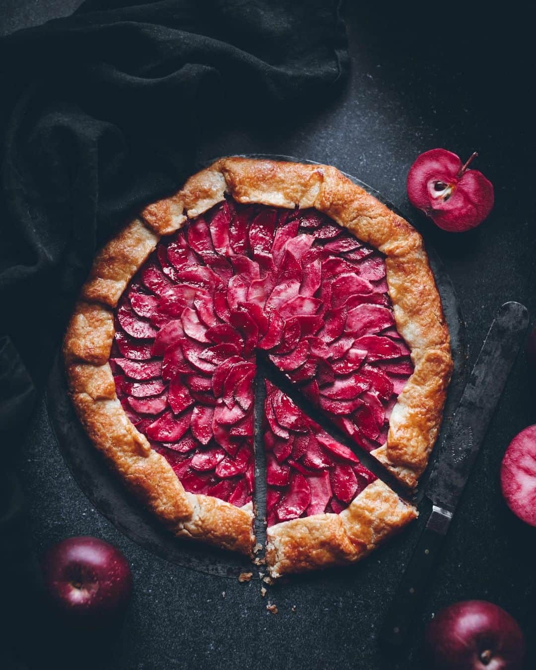 Linda Lomelinoさんのインスタグラム写真 - (Linda LomelinoInstagram)「Apple season 🍎 A simple apple galette made with Rosa Fabian apples (a variety created by @lantlivjuleboda and @myfeldt), served with vanilla sauce. The recipe is linked in my profile 🍏👋🏼」9月3日 0時24分 - linda_lomelino