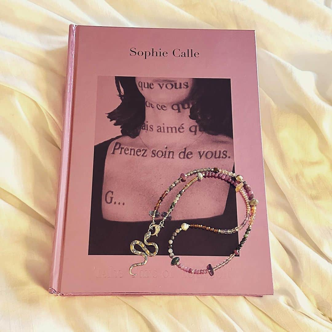 キャサリン ミッシェルのインスタグラム：「Saturday with Sophie. So stoked to find this book @bartsbooksojai, my usual treasure hunting place 💕🙌🏽 #prenezsoindevous #bookandmotebooks #pinkcover #sophiecalle #bedreading」