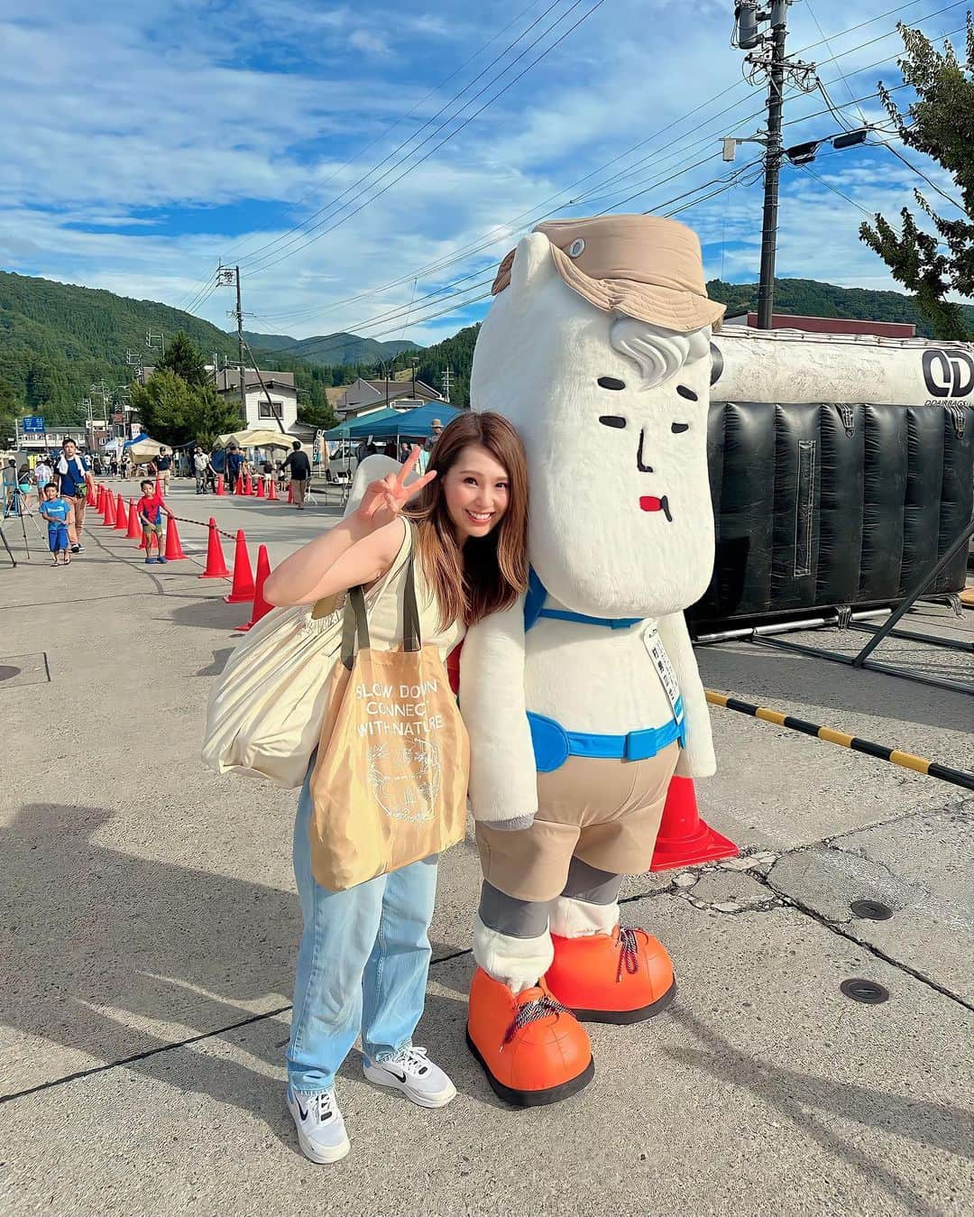 田中里依奈さんのインスタグラム写真 - (田中里依奈Instagram)「. 帰って来たら、白馬駅前でちょうどイベントやってた✨ 白馬駅前ストリートフェス☀️ 自然や山の景観を守るために、長野県が取り組んでいる無電柱化事業。 白馬駅前の道路空間を活用したイベントだったみたい☺️ 村男と写真撮ってもらった😁 暑い中、ご苦労様でした🙏 今度会ったら、ビールでも差し入れ持って行きます➰ それにしても、相変わらず憎めない顔立ちのゆるキャラ、かわいい村男😍 . #ヴィクトワールシュヴァルブラン村男iii世  #白馬村のゆるキャラ #村男かわいい#無電柱化 #白馬駅前ストリートフェス #歩行者天国 #白馬村#長野のいいところ#しあわせ信州」9月3日 0時27分 - riina_tanaka