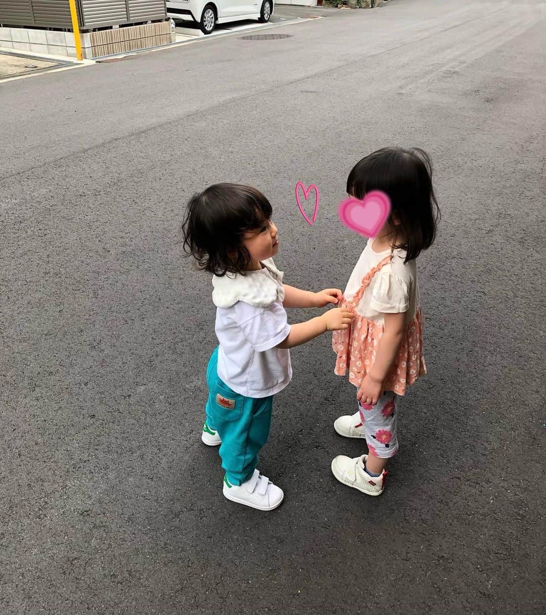 宇都宮まきのインスタグラム：「お散歩してたら可愛い女の子がいて 一目散に駆け寄って行って いつまでも後付いて行ってた🤣 ストーカーやん❗️やめや❓😱 駆け寄る時も気持ちが先走り過ぎて めっちゃ首前に出てた🕴️ まじキテレツ〜😂🤘😻🫣」