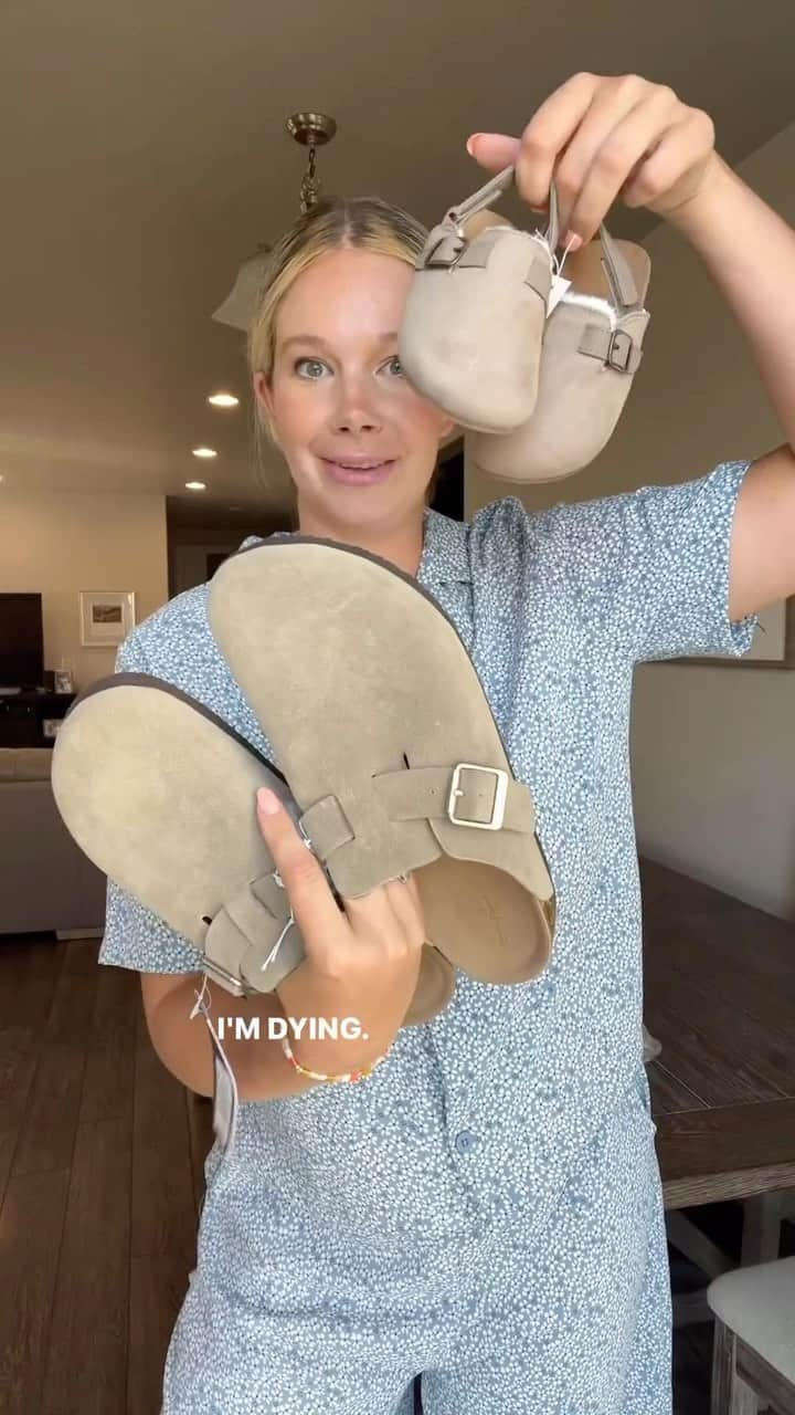 Old Navyのインスタグラム：「that tiiiiiny foot popping in 😫🩶  #spottedinoldnavy 🐑 @mckenzie.c.robins  #matchymatch #toddlerfashion #babyclogs」