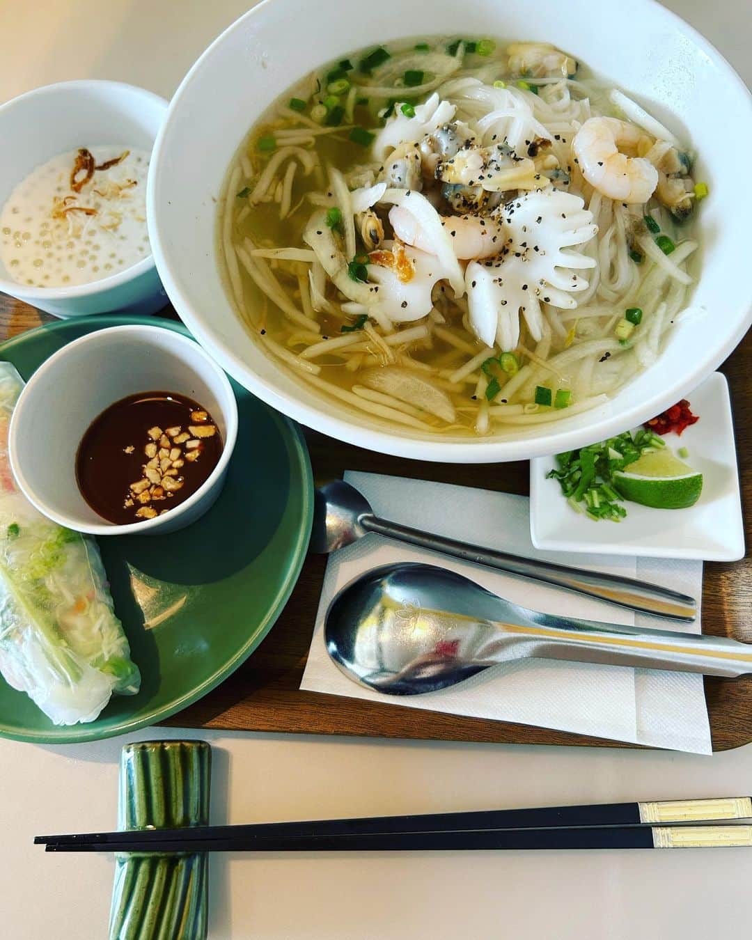 中岡由佳さんのインスタグラム写真 - (中岡由佳Instagram)「❇︎ 土曜日はNo scheduleにしていて、行きたい場所に行こうと、まずはランチから。遅い時間にベトナム料理屋さん。ベトナムに染まってみてからフォーをいただきました🥢久々のベトナムの味に私は大満足！だったけれど、子供達はちょっとまだ難しかったよう。もう少し大きくなったらこの美味しさがわかるはず😋 #nhavietnam  #Vietnam #lunch  #yummy」9月3日 0時43分 - yuka_nakaoka