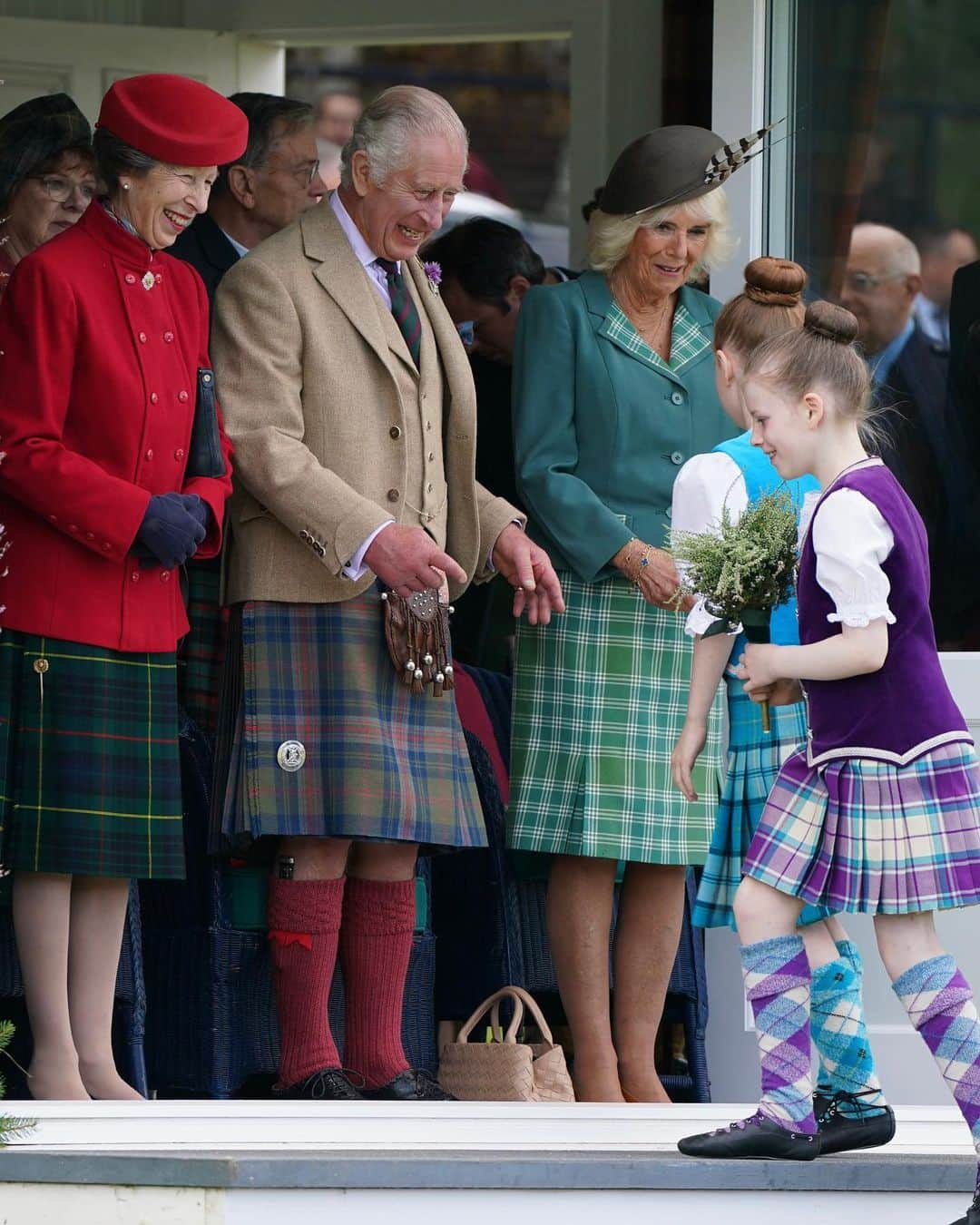 ロイヤル・ファミリーのインスタグラム：「Joining spectators at the Braemar Gathering, His Majesty has stepped out for the first time in the new King Charles III tartan… 🏴󠁧󠁢󠁳󠁣󠁴󠁿  The green, blue and red tartan was designed by The Scottish Tartans Authority earlier this year in recognition of The King’s strong support in preserving the culture and traditions of Highland Dress and Scottish Tartans.  The annual Braemar Gathering takes place on the first Saturday of September. While there have been similar Gatherings at Braemar since the days of King Malcolm Canmore 900 years ago, the Gathering has been run in its present form since 1832.   Since 1848, The Gathering has been attended regularly by the Sovereign and other members of the Royal Family.」