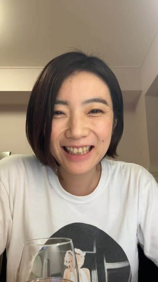 清浦夏実のインスタグラム：「クラウドファンディング、見届けの会でした！無事終えて、どんどんゆるんでいく姿をご覧下さい。笑 応援してくださった皆様、心からありがとうございました！本当に幸せな期間でした。制作頑張ります！  #清浦夏実 #TWEEDEES #クラウドファンディング #ソロ #お疲れ様でした#守護神 #マリリンモンロー #marilynmonroe #白ワイン #おいしい #ありがとうございました」