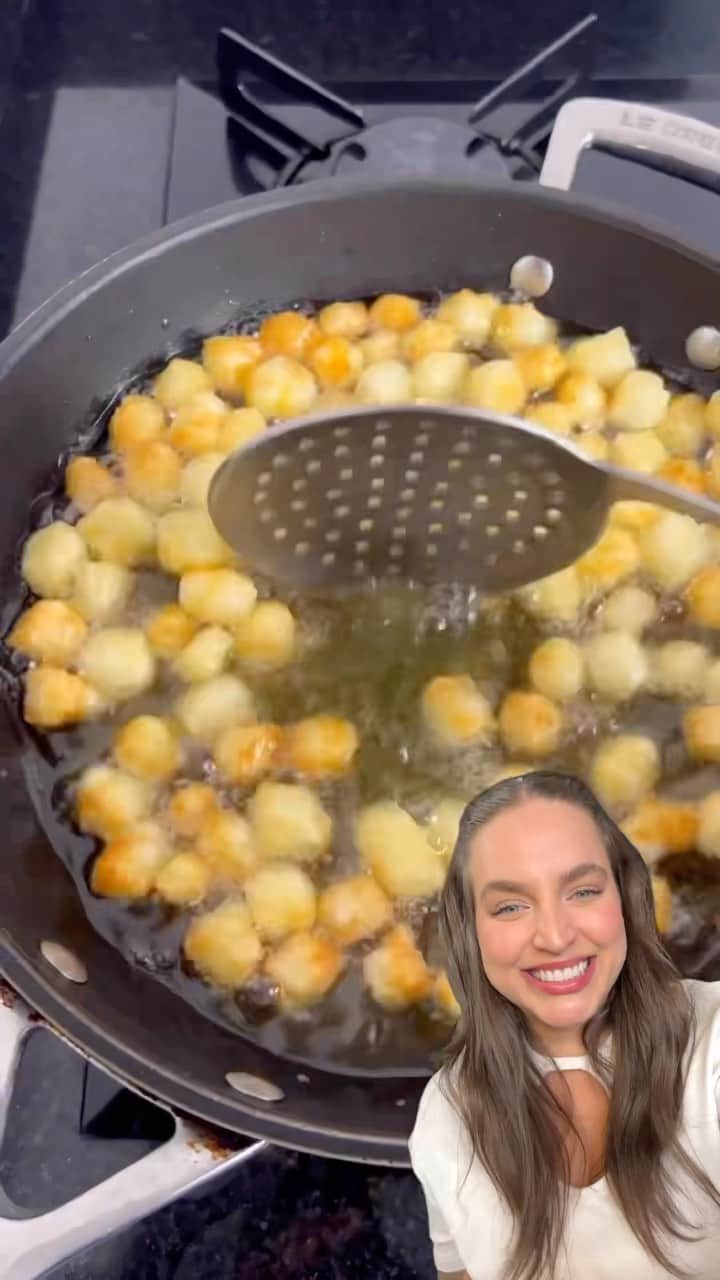 Bruna Unzuetaのインスタグラム：「E o copia e cola de hoje é aquele aperitivo prático e rápido para receber a galera. Vamos de  receitinha? 🤤 Dadinho de queijo coalho empanado: - 500 g de queijo coalho - 2 colheres de farinha de trigo - Air fryer e tacalepau!」