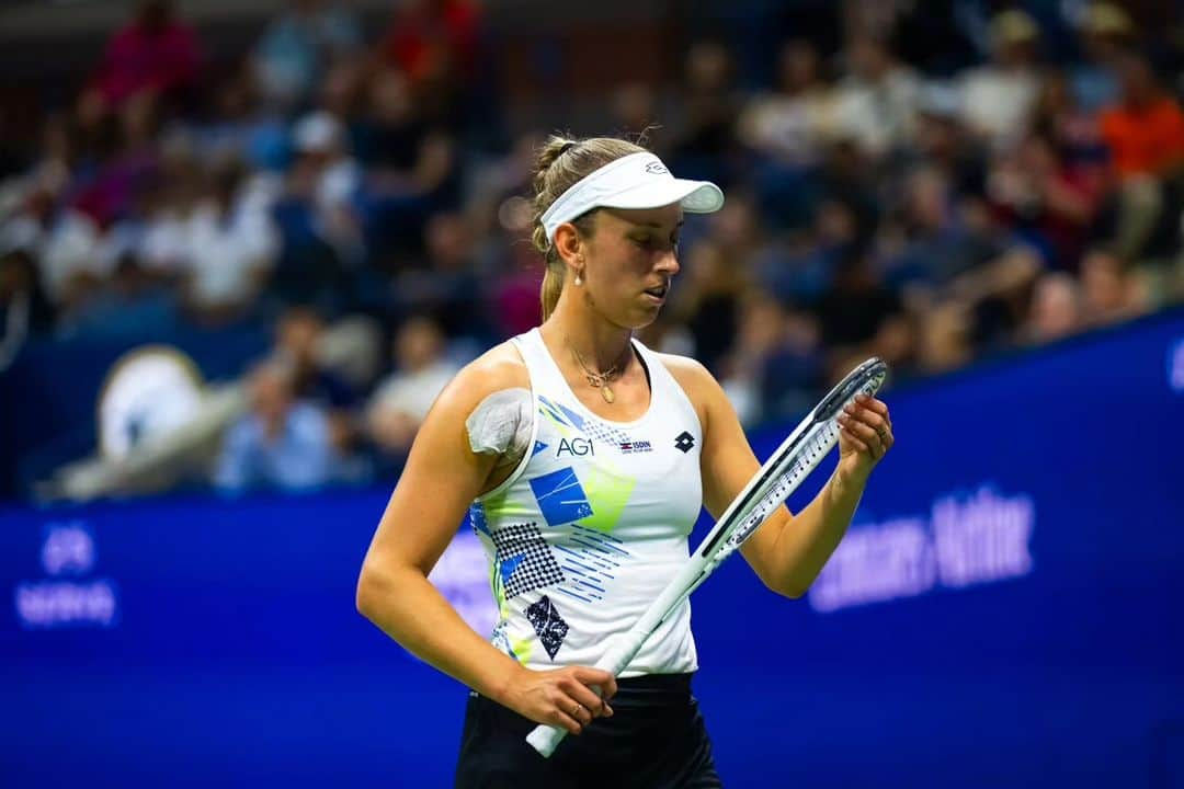 エリーゼ・メルテンスのインスタグラム：「What an atmosphere yesterday 💫  I loved it out there even though I didn't get the win. A moment I will always remember on one of my favorite courts! 💙 Thank you New York 🍎 @drinkag1 #usopen #arthurashestadium #newyork」