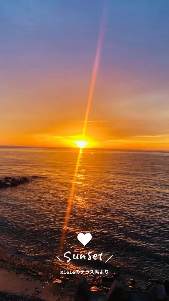ミエレのインスタグラム：「mieleのテラス席から素敵な夕日が見れます😍  海まで1mのテラス席から最高のロケーションで、 素敵な夕日を見に来てください❣️  ご来店お待ちしております。  #夕日 #夕日が綺麗 #ミエレ #海の見えるカフェ #淡路島カフェ」