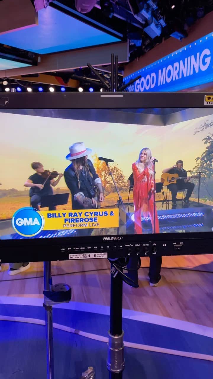 ビリー・レイ・サイラスのインスタグラム：「So grateful to be in this moment!✨💫❤️‍🔥🌹🤠」