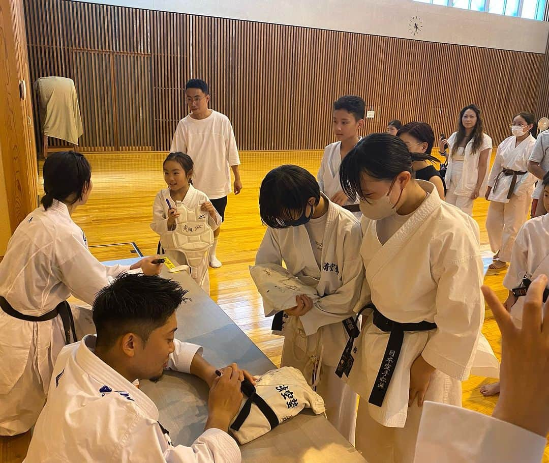 染谷真有美さんのインスタグラム写真 - (染谷真有美Instagram)「. 📍SUMMER SEMINAR (8/26 静岡) 皆様ありがとうございました☀️😊  ・コンディション管理 ・競技面の課題解決 指導を通じて学ぶ事は多く、充実した時間でした。  保護者の皆様も観客席からストレッチに参加してくださり、とても嬉しかったです🤸🫧  今回質問の多かった事については少しずつ発信していきたいと思います🙇‍♀️💡 ・下半身(ふくらはぎ)のケア方法 ・疲労回復のための食事 ・自宅で1人でもできる自重トレーニング  #温故知新 #空手道 #ありがとうございました #同期 #元気いっぱいの30歳 #来てくれてありがとう！！！」9月3日 0時59分 - mayumi_530