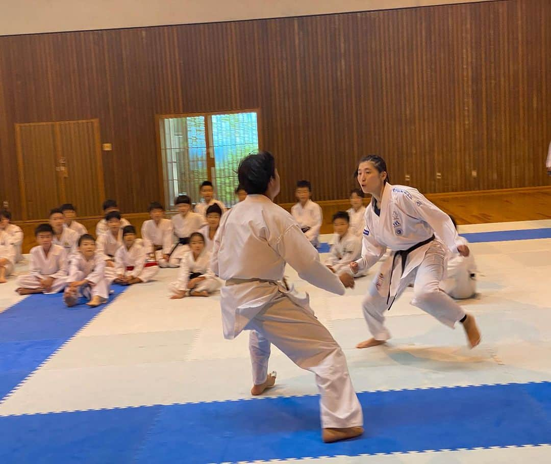 染谷真有美さんのインスタグラム写真 - (染谷真有美Instagram)「. 📍SUMMER SEMINAR (8/26 静岡) 皆様ありがとうございました☀️😊  ・コンディション管理 ・競技面の課題解決 指導を通じて学ぶ事は多く、充実した時間でした。  保護者の皆様も観客席からストレッチに参加してくださり、とても嬉しかったです🤸🫧  今回質問の多かった事については少しずつ発信していきたいと思います🙇‍♀️💡 ・下半身(ふくらはぎ)のケア方法 ・疲労回復のための食事 ・自宅で1人でもできる自重トレーニング  #温故知新 #空手道 #ありがとうございました #同期 #元気いっぱいの30歳 #来てくれてありがとう！！！」9月3日 0時59分 - mayumi_530