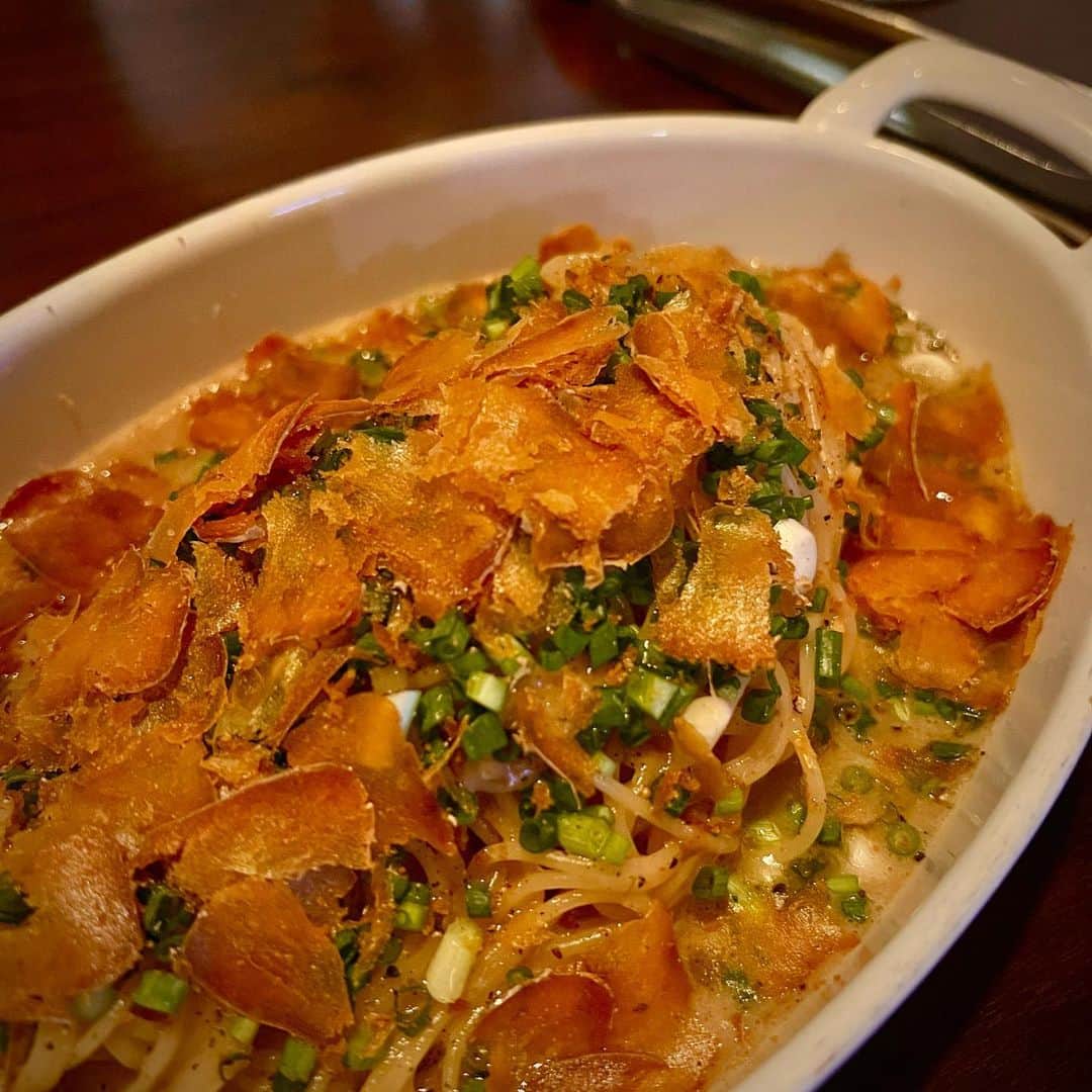 ナム・ボラのインスタグラム：「맛있눈 시간🤍🎶 문어육수와 다시마,가쓰오부시 육수를 쓴 #어란파스타 알집처럼 맛이 쫩! 웅축된 느낌의 파스타였다. 진한 소스덕분에 맛을 풍부하게 느낄 수 있어서 매우 만족😊🫶🏻   상큼하게 레몬에 절인 케이퍼가 이색적이었던 #뽈뽀알리오 문어가 이렇게 부드러울 수 있구나 싶었고 1인 1그릇하고 싶을 정도로 아주 아주 아주 맛있었다.   그리고 한우 스테이크  전체적으로 아주 조용하고 프라이빗한 느낌도 나서 조용히 #와인마시기좋은곳  #비스트로스파크」