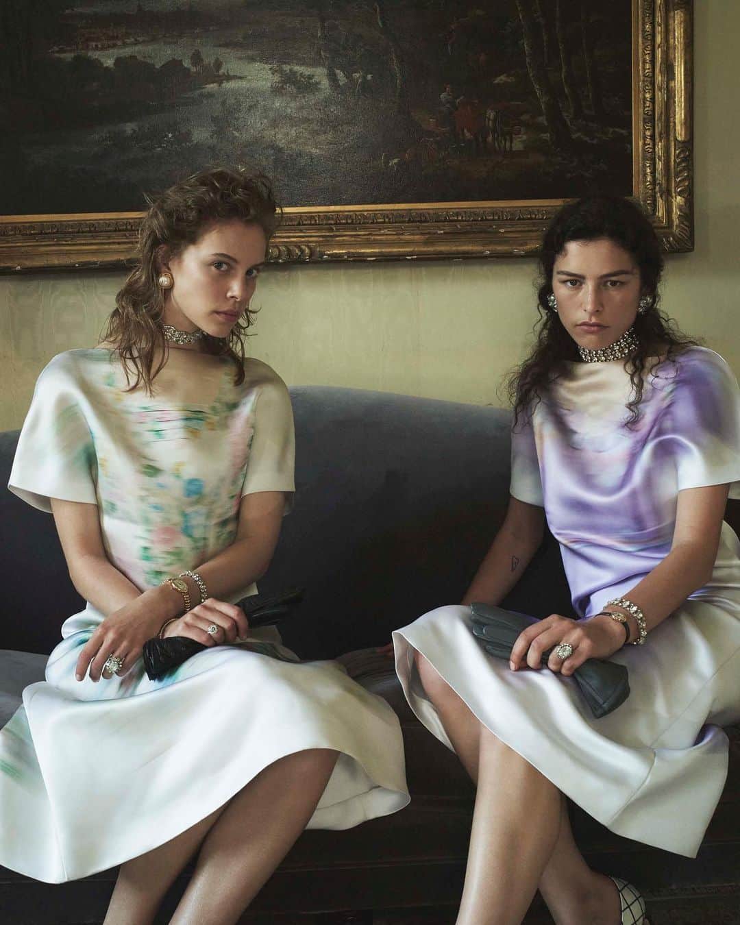 Vogue Españaのインスタグラム：「La temporada de otoño/invierno viene cargada de guiños románticos que mezclan añoranza y sensualidad con un toque de subversión. Nos sumergimos en la tendencia en #VogueSeptiembre. ▪️Fotografía: @davidsimsofficial ▪️Estilismo: @benjaminbruno_ ▪️Peluquería: @duffy_duffy ▪️Maquillaje: @lucia_pieroni ▪️Manicura: @amaquashie ▪️Atrezo: @poppybartlettstudio ▪️Producción y casting: @erinfeeproductions ▪️Retoque digital: SKN-Lab ▪️Modelos: Sarah Brown, Migoa Majoang, @pheebsmatthews, @anouksmits__, @karoodoo, @queeniecestaro, @_humi, @orientalismanbitch, Pati Vasto.」