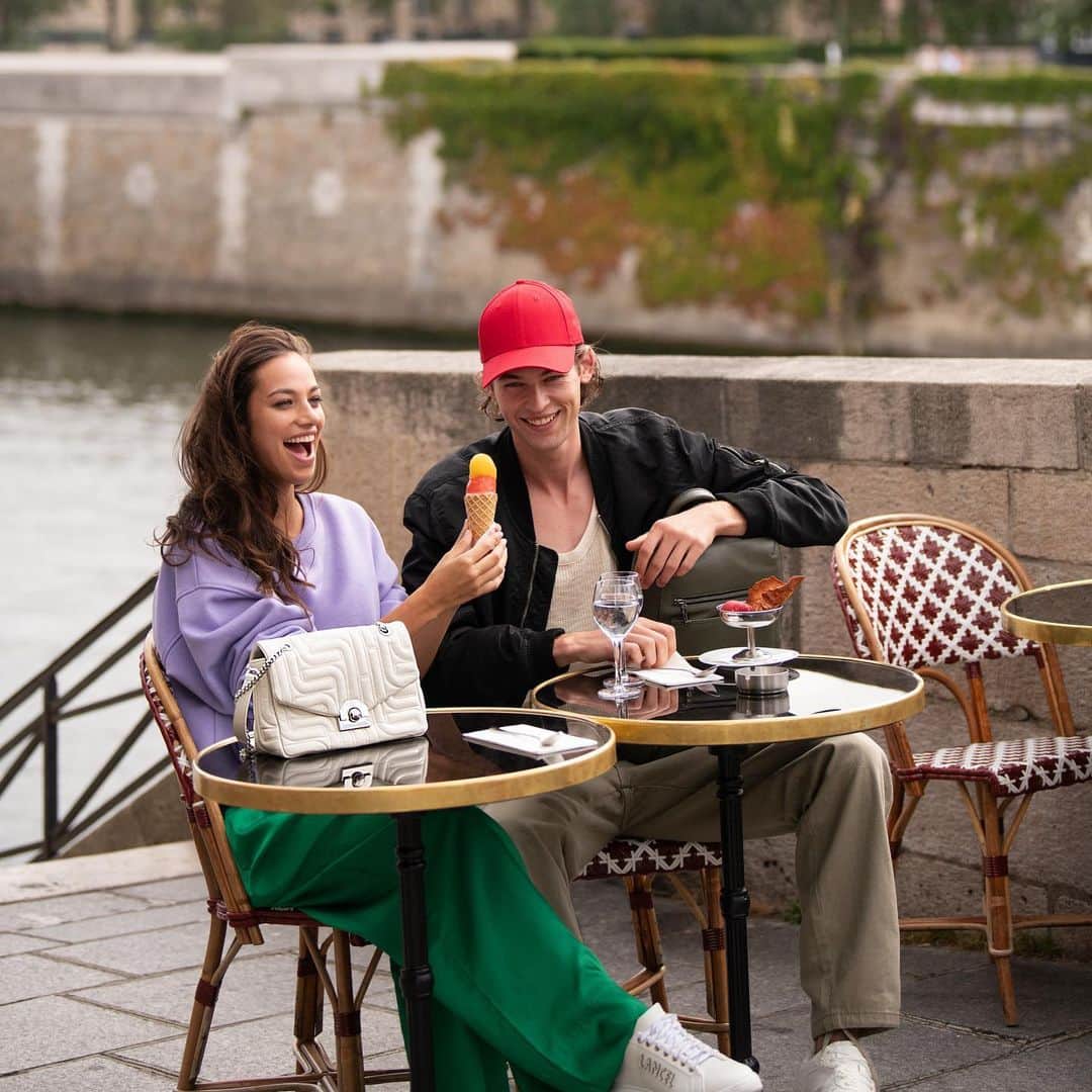 ランセルのインスタグラム：「Endless summer with Midi-Minuit   #LancelParis #FW23 #MidiMinuit #LancelTwist」